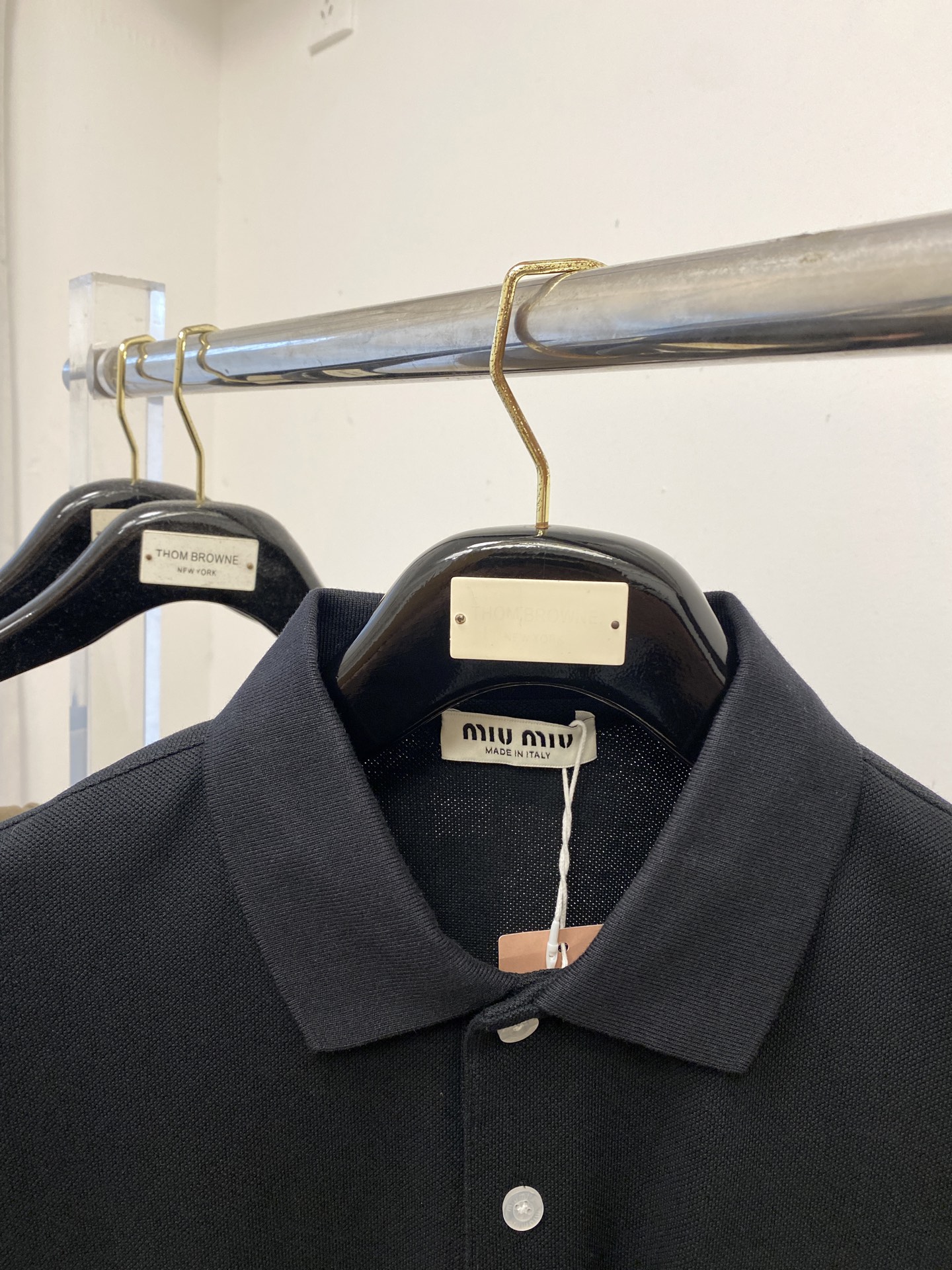 miumiu、2025最新款短袖T恤，帅气时尚，胸前精致刺绣字母logo，简约百搭款。面料棉 不仅挺括，