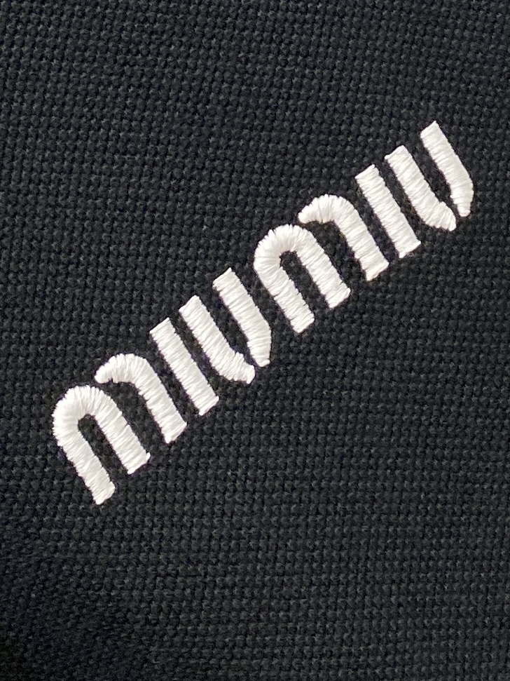 miumiu、2025最新款短袖T恤，帅气时尚，胸前精致刺绣字母logo，简约百搭款。面料棉 不仅挺括，