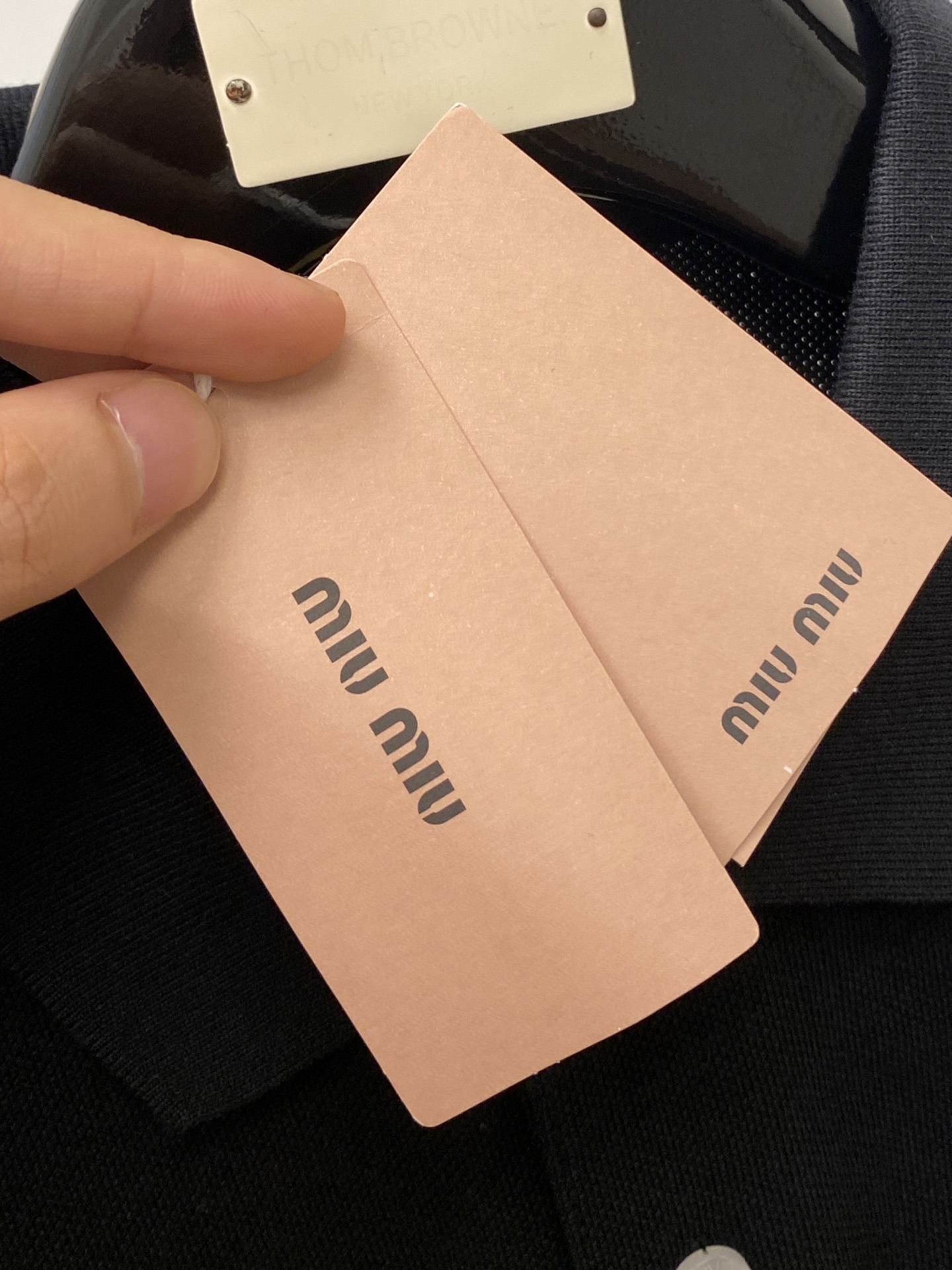 miumiu、2025最新款短袖T恤，帅气时尚，胸前精致刺绣字母logo，简约百搭款。面料棉 不仅挺括，