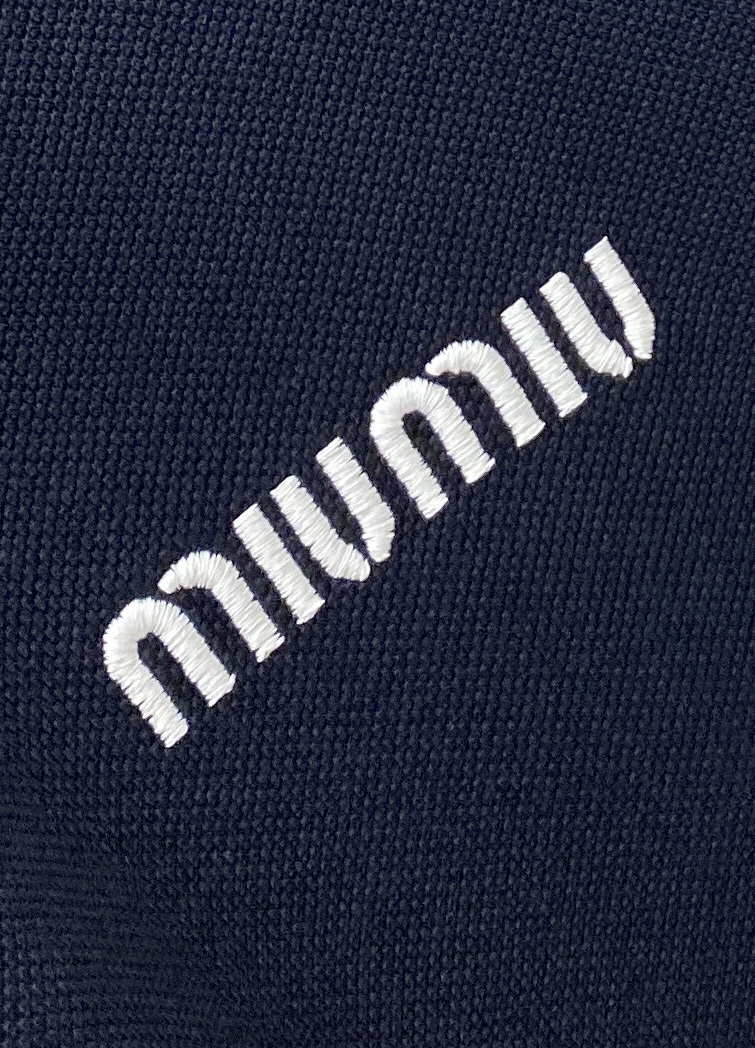 miumiu、2025最新款短袖T恤，帅气时尚，胸前精致刺绣字母logo，简约百搭款。面料棉 不仅挺括，