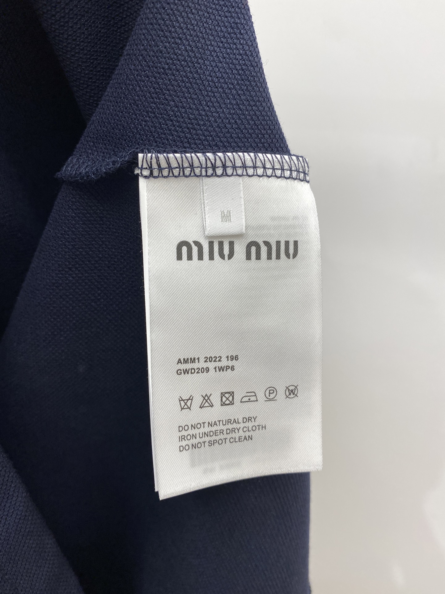 miumiu、2025最新款短袖T恤，帅气时尚，胸前精致刺绣字母logo，简约百搭款。面料棉 不仅挺括，