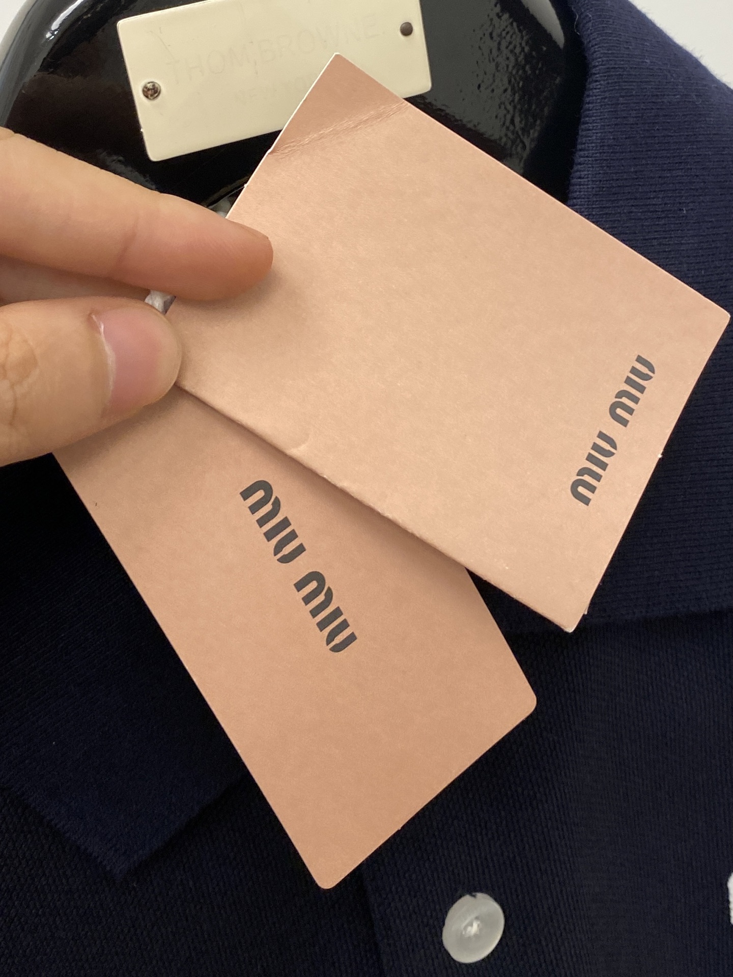 miumiu、2025最新款短袖T恤，帅气时尚，胸前精致刺绣字母logo，简约百搭款。面料棉 不仅挺括，