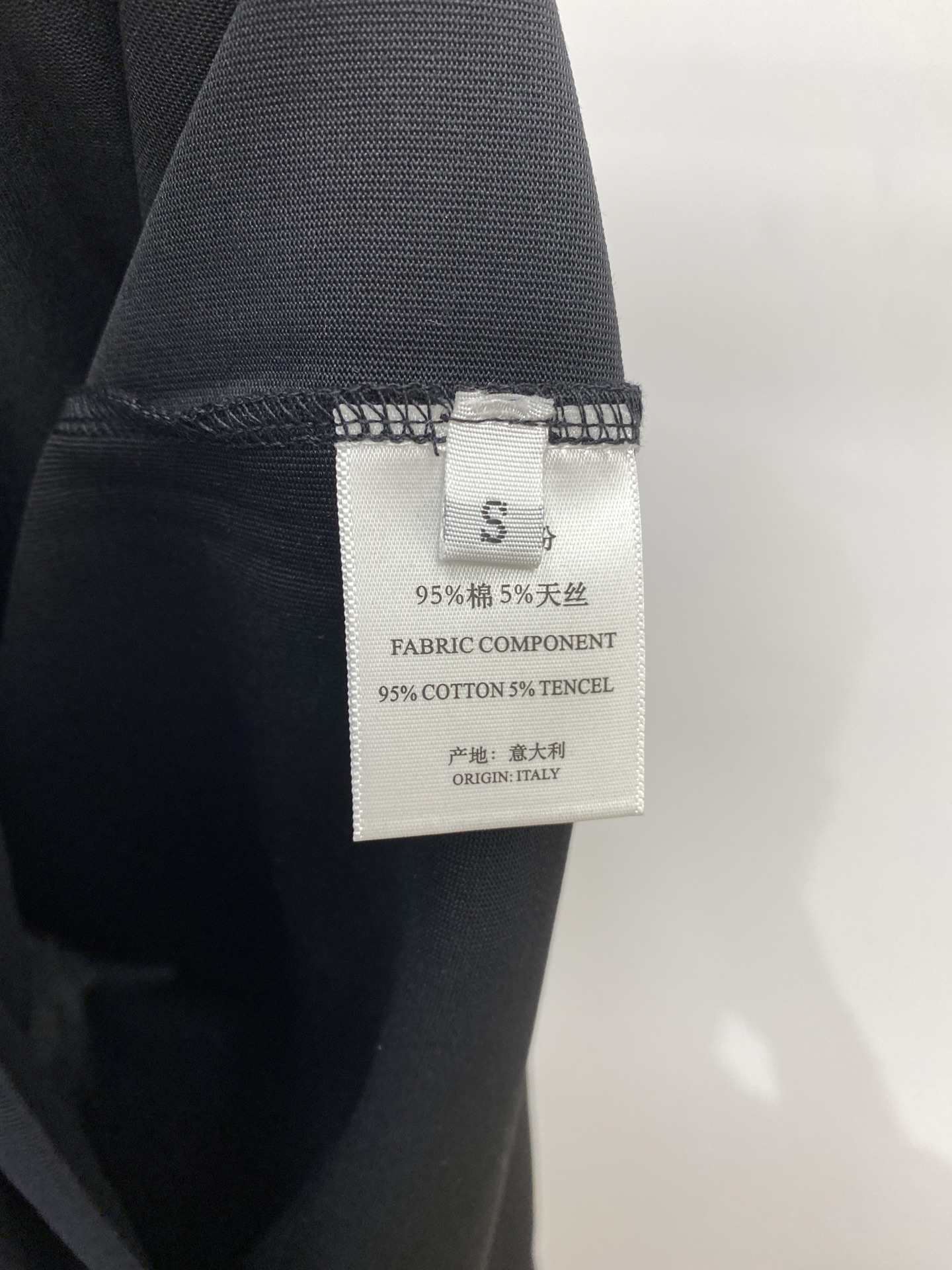 路易威登、2025最新款短袖T恤，帅气时尚，胸口精致刺绣图案字母logo，简约百搭款。面料棉 不仅挺括，