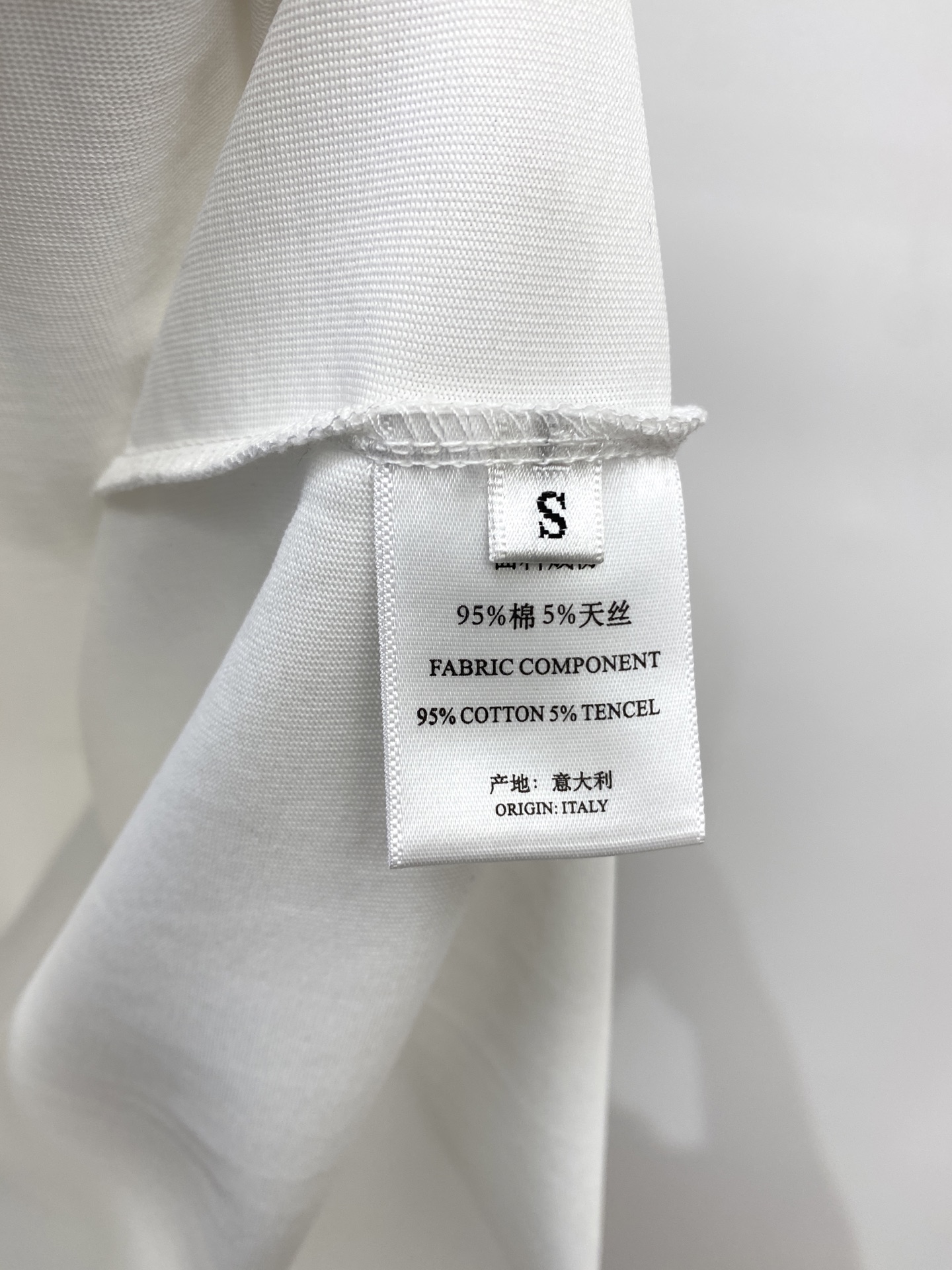 lp。、2025最新款短袖T恤，帅气时尚，胸前精致刺绣图案字母logo，简约百搭款。面料棉 不仅挺括，保
