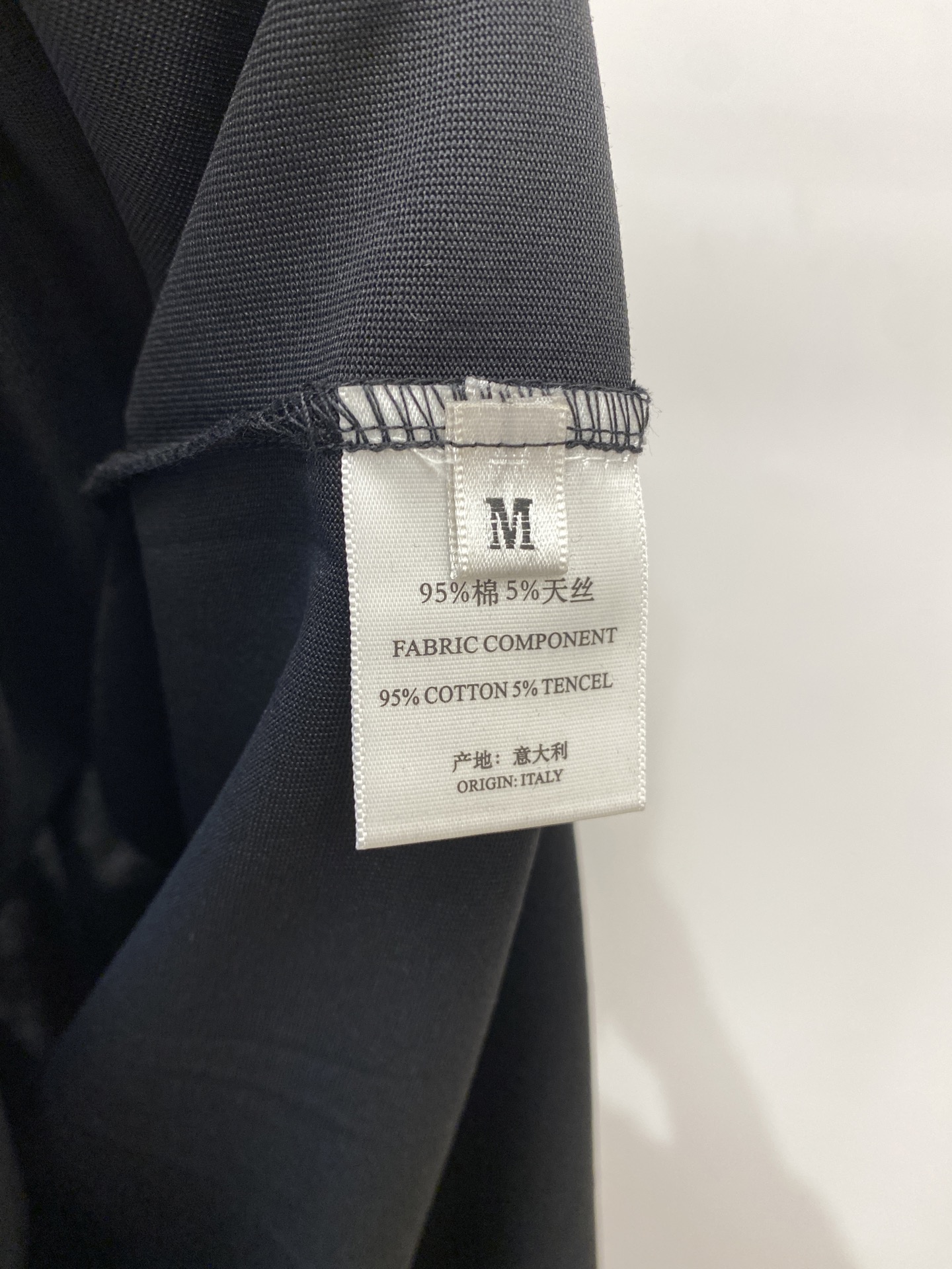 芬迪、2025最新款短袖T恤，帅气时尚，胸前精致刺绣图案字母logo，简约百搭款。面料棉 不仅挺括，保持