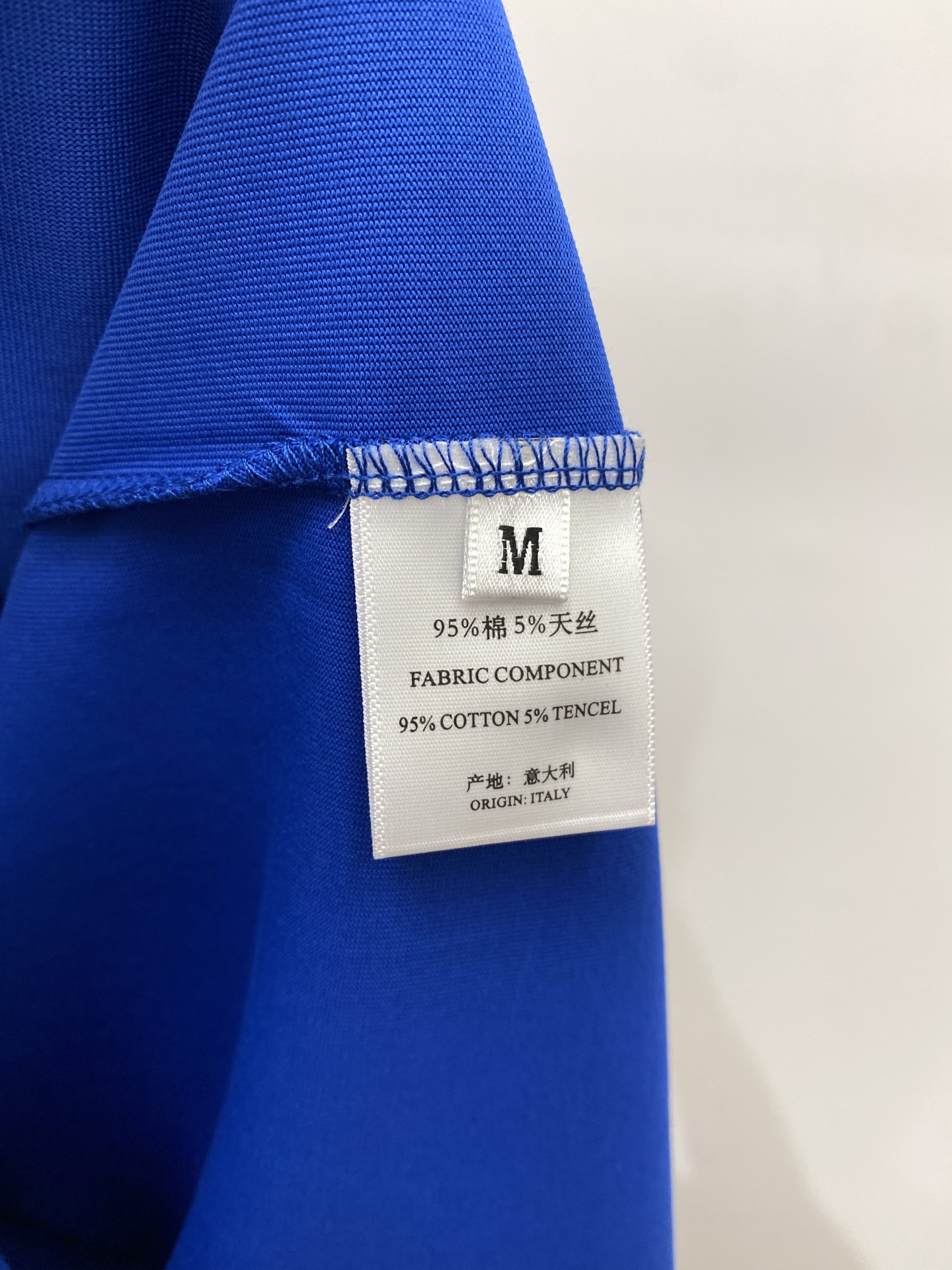 芬迪、2025最新款短袖T恤，帅气时尚，胸前精致刺绣图案字母logo，简约百搭款。面料棉 不仅挺括，保持