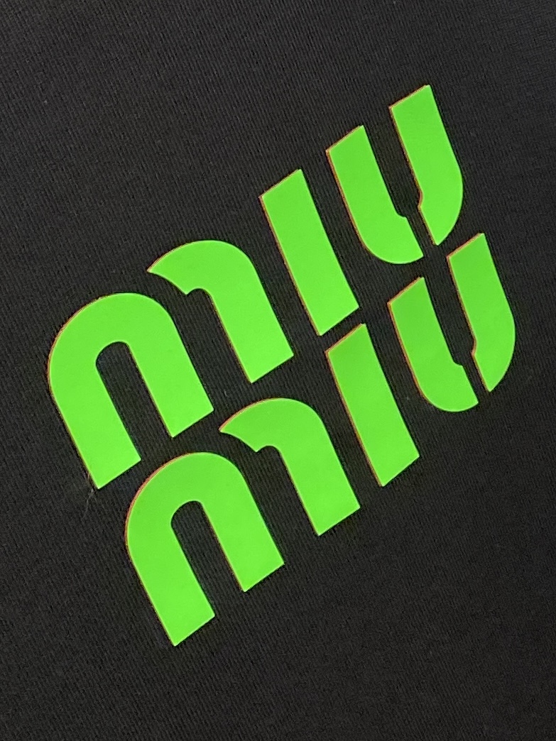 miumiu、2025最新款短袖T恤，帅气时尚，胸口顶级印花字母logo，简约百搭款。面料棉 不仅挺括，
