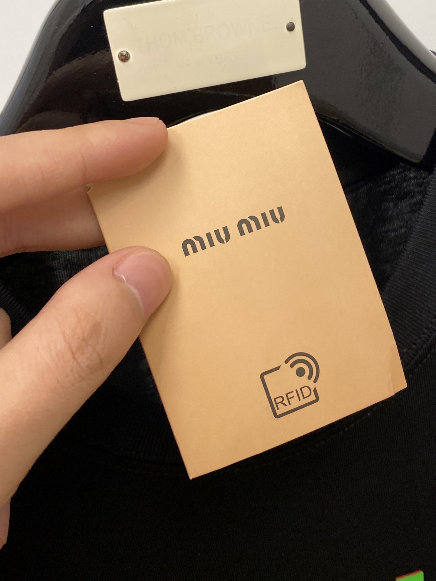 miumiu、2025最新款短袖T恤，帅气时尚，胸口顶级印花字母logo，简约百搭款。面料棉 不仅挺括，