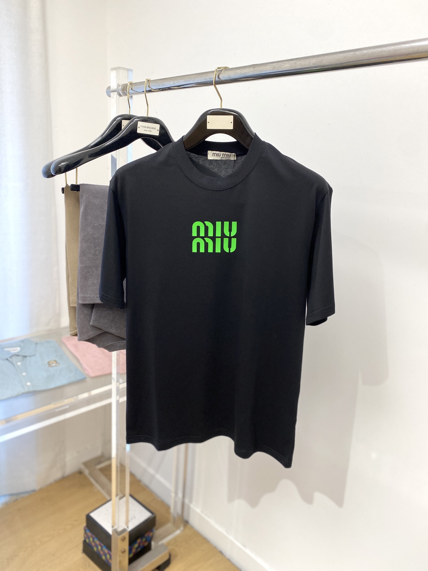 miumiu、2025最新款短袖T恤，帅气时尚，胸口顶级印花字母logo，简约百搭款。面料棉 不仅挺括，