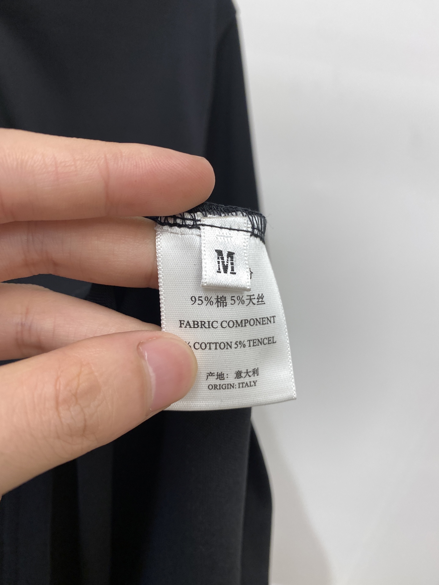 miumiu、2025最新款短袖T恤，帅气时尚，胸口顶级印花字母logo，简约百搭款。面料棉 不仅挺括，