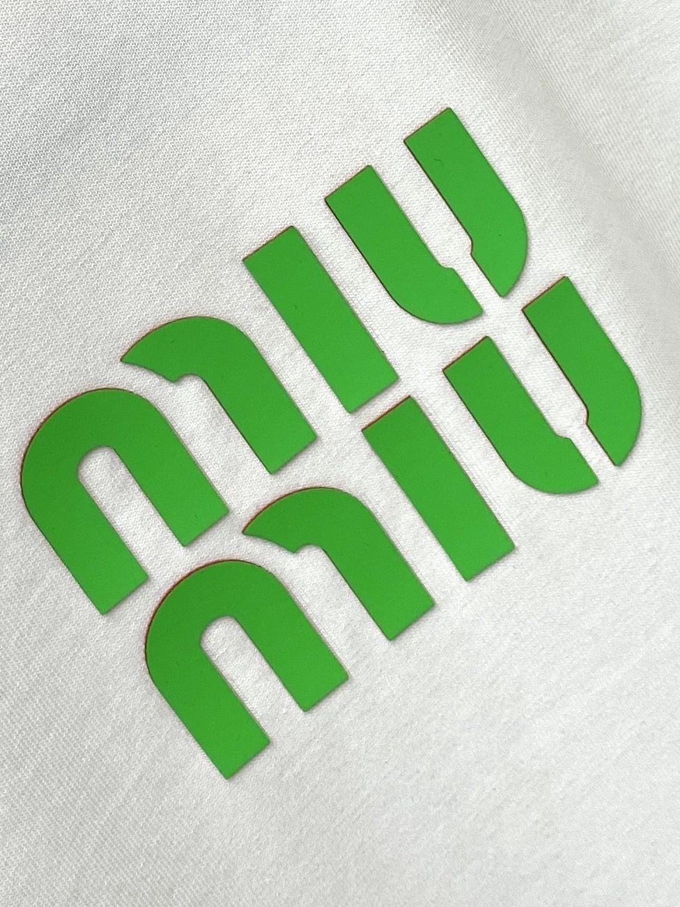 miumiu、2025最新款短袖T恤，帅气时尚，胸口顶级印花字母logo，简约百搭款。面料棉 不仅挺括，