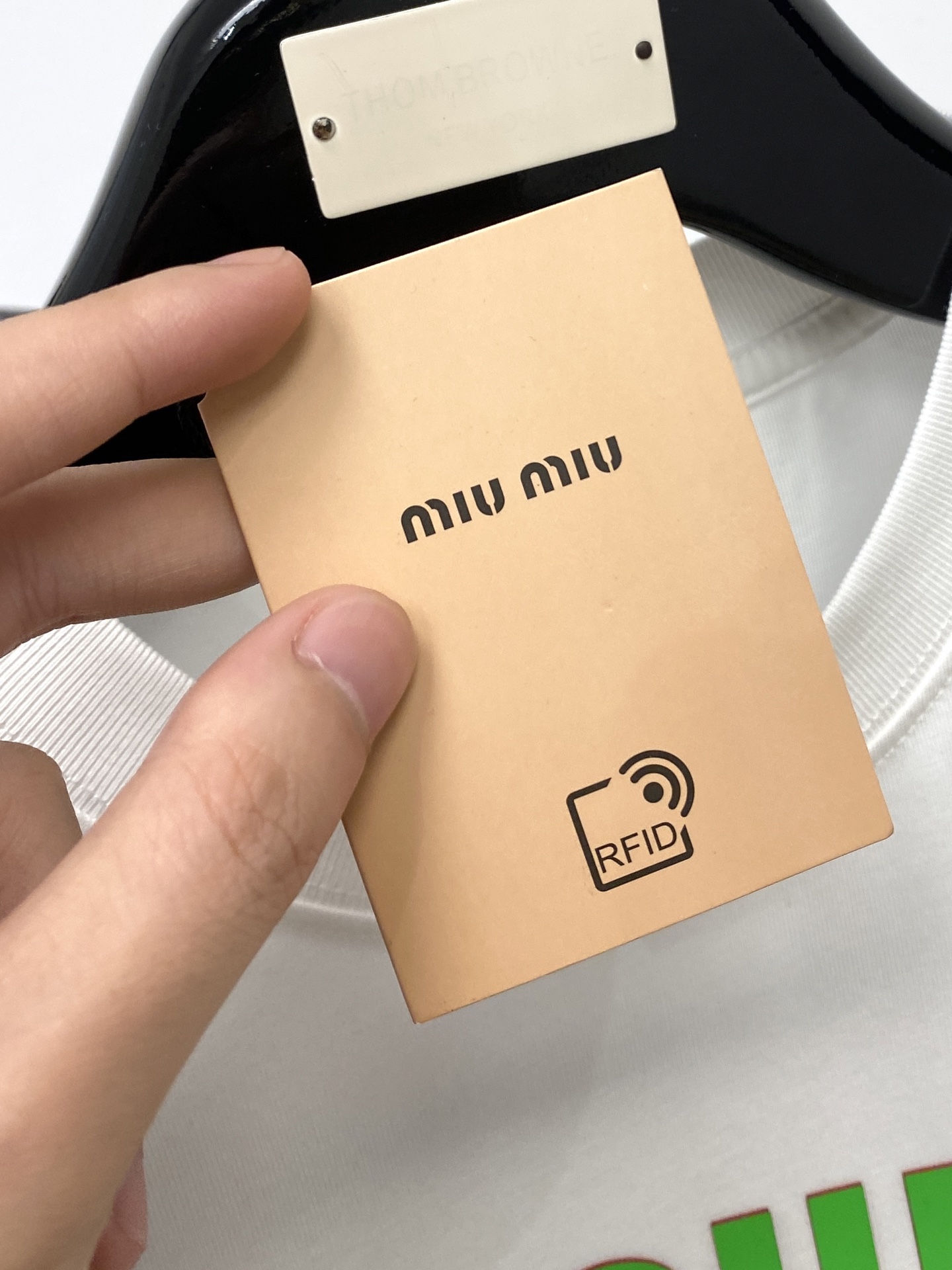 miumiu、2025最新款短袖T恤，帅气时尚，胸口顶级印花字母logo，简约百搭款。面料棉 不仅挺括，