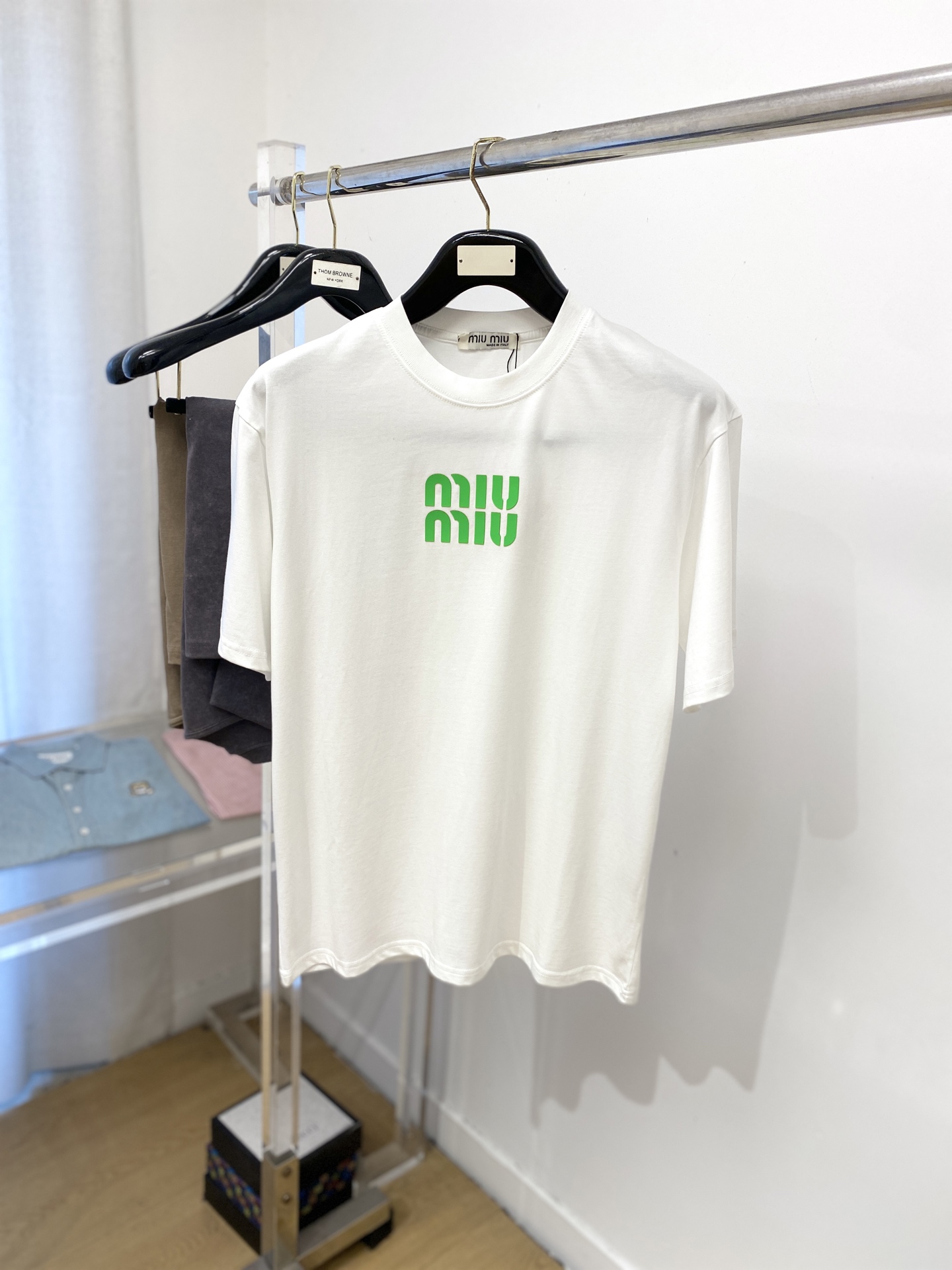 miumiu、2025最新款短袖T恤，帅气时尚，胸口顶级印花字母logo，简约百搭款。面料棉 不仅挺括，