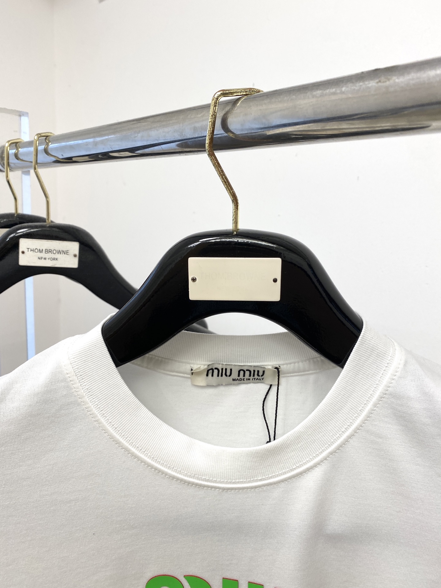 miumiu、2025最新款短袖T恤，帅气时尚，胸口顶级印花字母logo，简约百搭款。面料棉 不仅挺括，