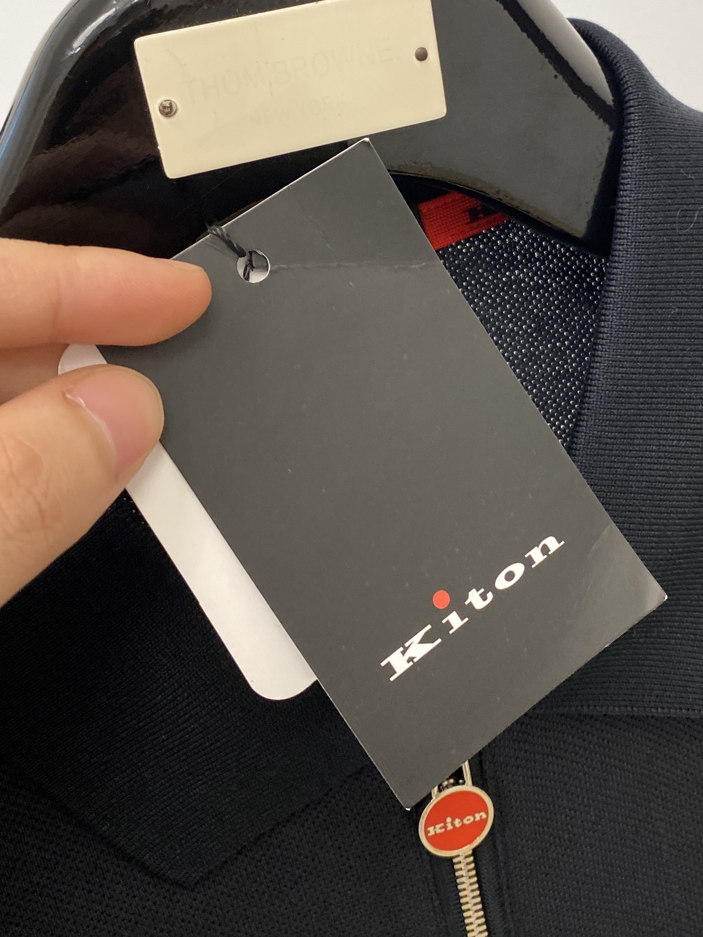 Kiton 时尚潮牌、2025最新款短袖T恤，帅气时尚，袖口顶级印花字母logo，简约百搭款。面料棉 不