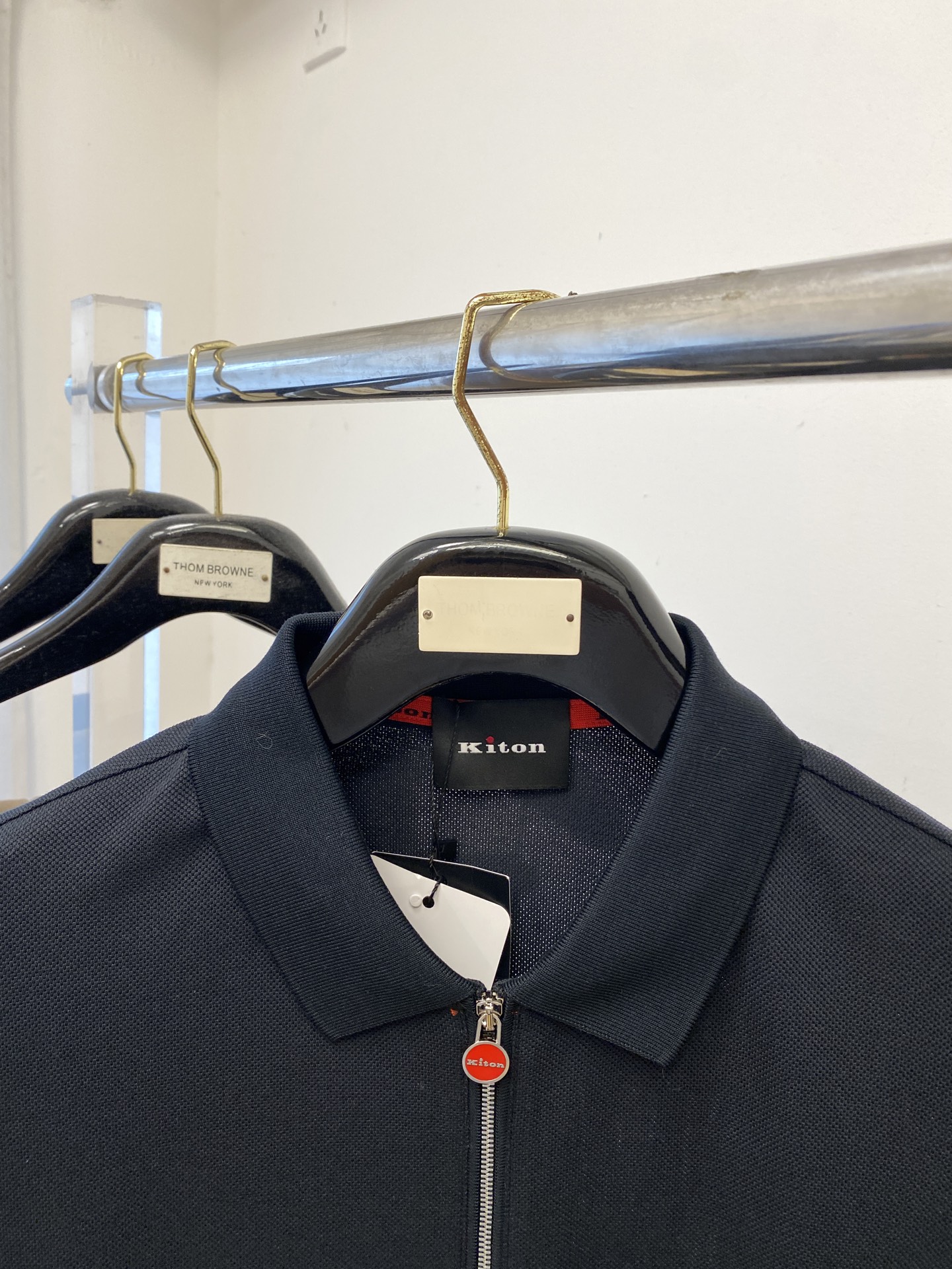 Kiton 时尚潮牌、2025最新款短袖T恤，帅气时尚，袖口顶级印花字母logo，简约百搭款。面料棉 不