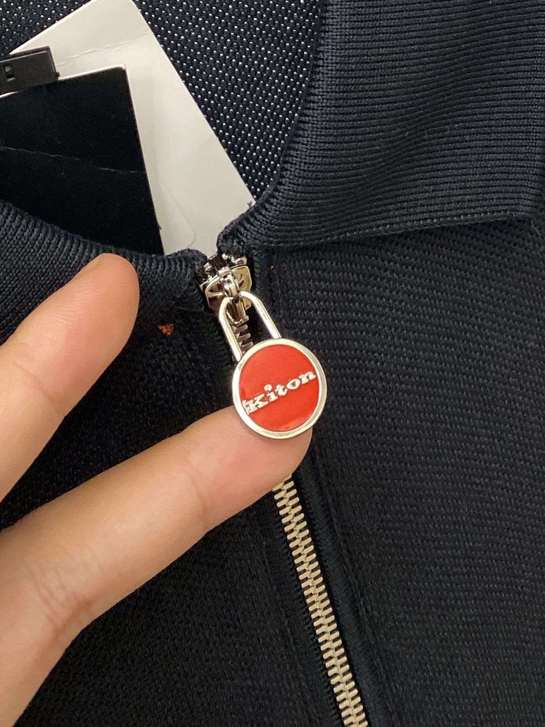 Kiton 时尚潮牌、2025最新款短袖T恤，帅气时尚，袖口顶级印花字母logo，简约百搭款。面料棉 不