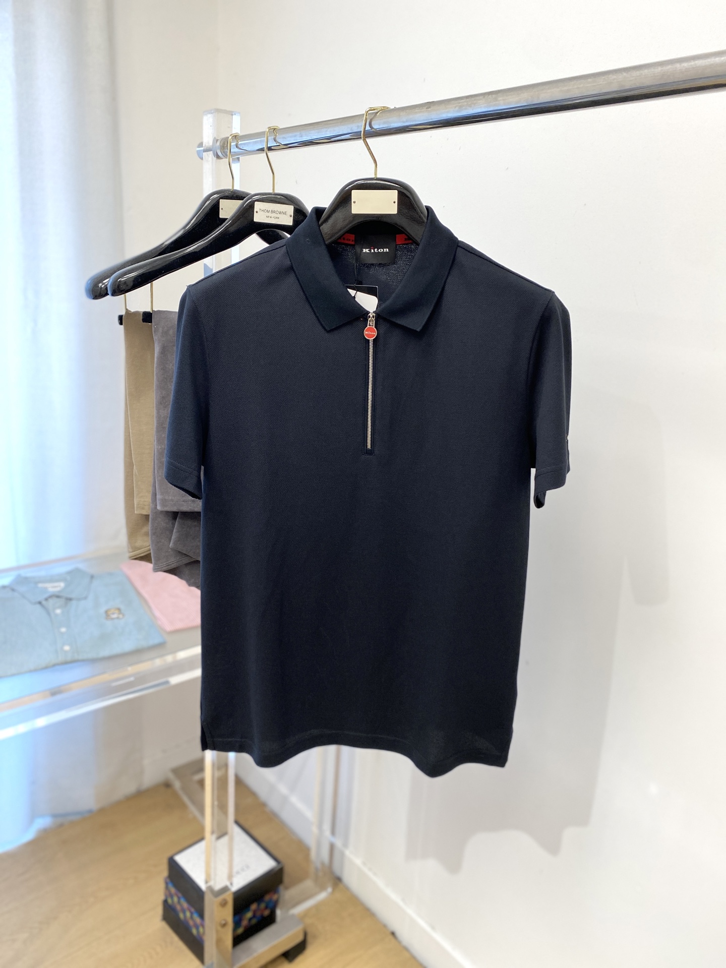 Kiton 时尚潮牌、2025最新款短袖T恤，帅气时尚，袖口顶级印花字母logo，简约百搭款。面料棉 不