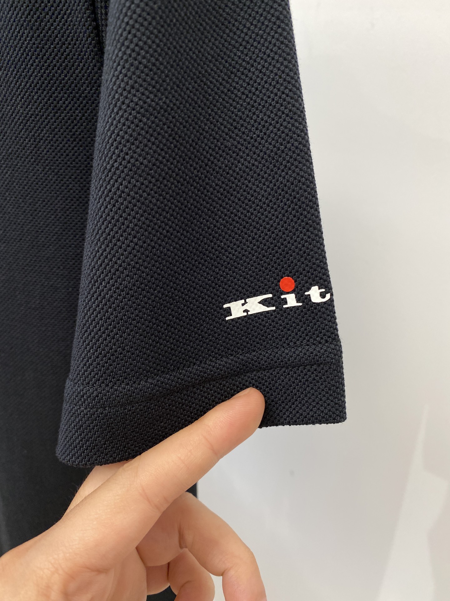 Kiton 时尚潮牌、2025最新款短袖T恤，帅气时尚，袖口顶级印花字母logo，简约百搭款。面料棉 不