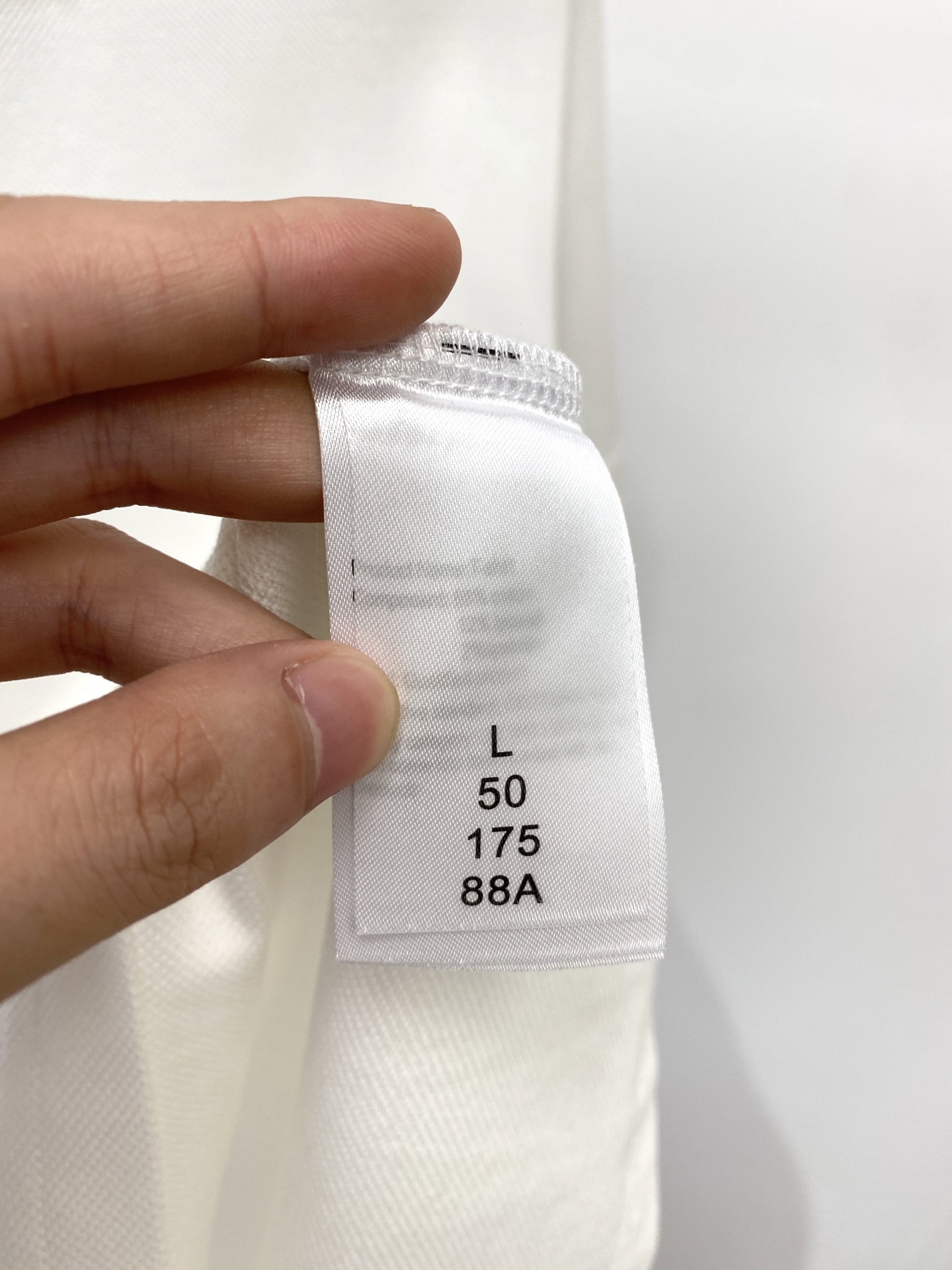 Kiton 时尚潮牌、2025最新款短袖T恤，帅气时尚，袖口顶级印花字母logo，简约百搭款。面料棉 不