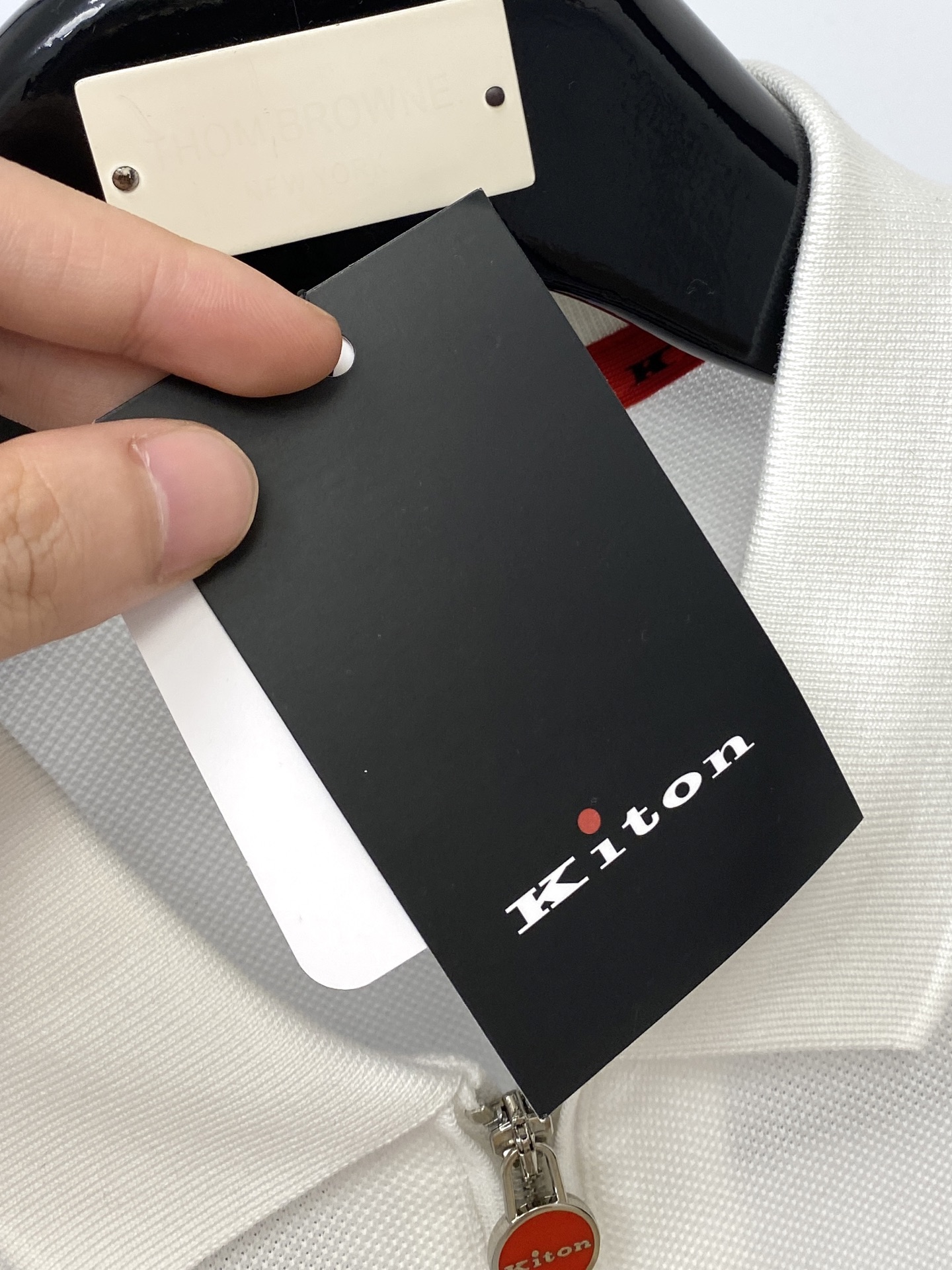 Kiton 时尚潮牌、2025最新款短袖T恤，帅气时尚，袖口顶级印花字母logo，简约百搭款。面料棉 不