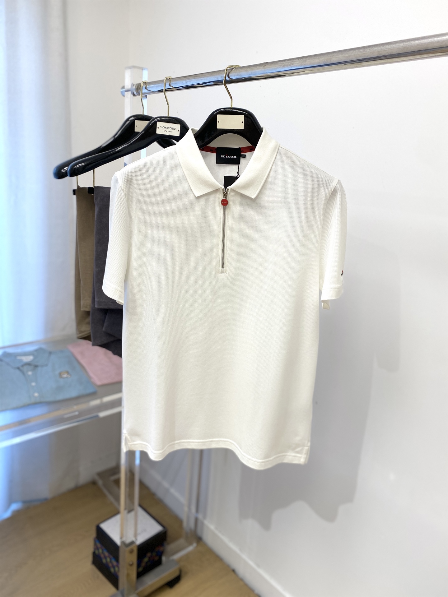Kiton 时尚潮牌、2025最新款短袖T恤，帅气时尚，袖口顶级印花字母logo，简约百搭款。面料棉 不