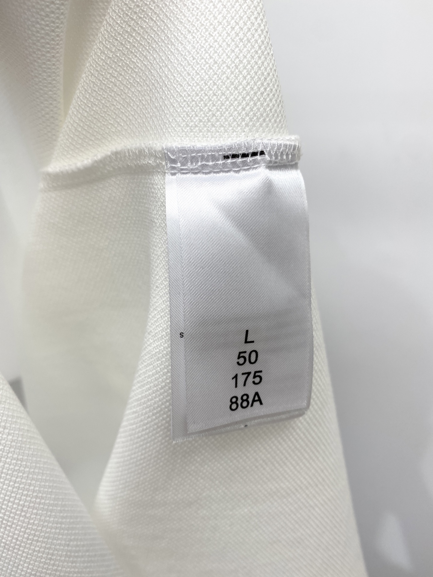 Brunello Cucinelli、2025最新款短袖T恤，帅气时尚，胸前精致刺绣图案logo，简约百