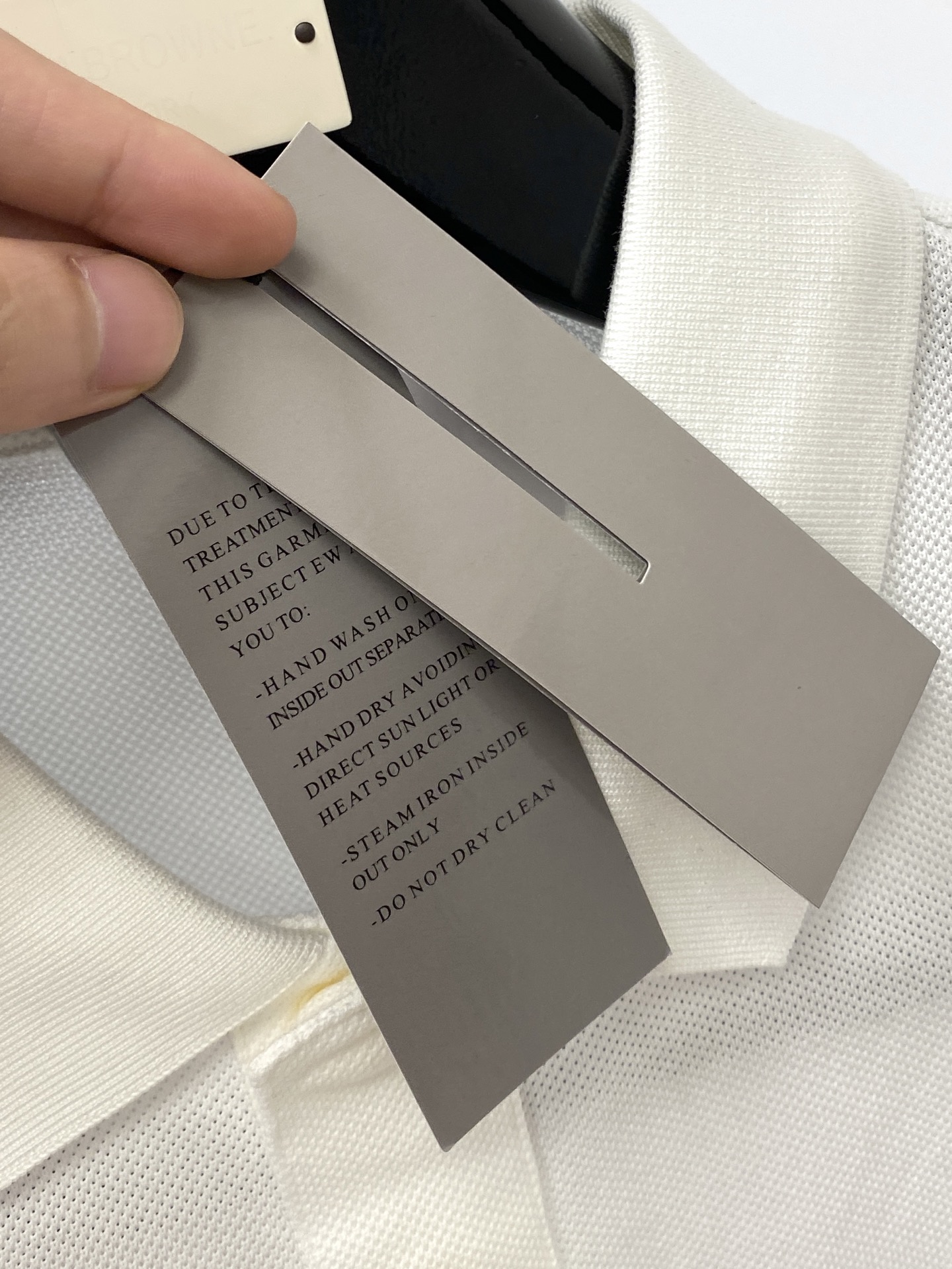 迪奥、2025最新款短袖T恤，帅气时尚，胸前精致刺绣字母logo，简约百搭款。面料棉 不仅挺括，保持潮流