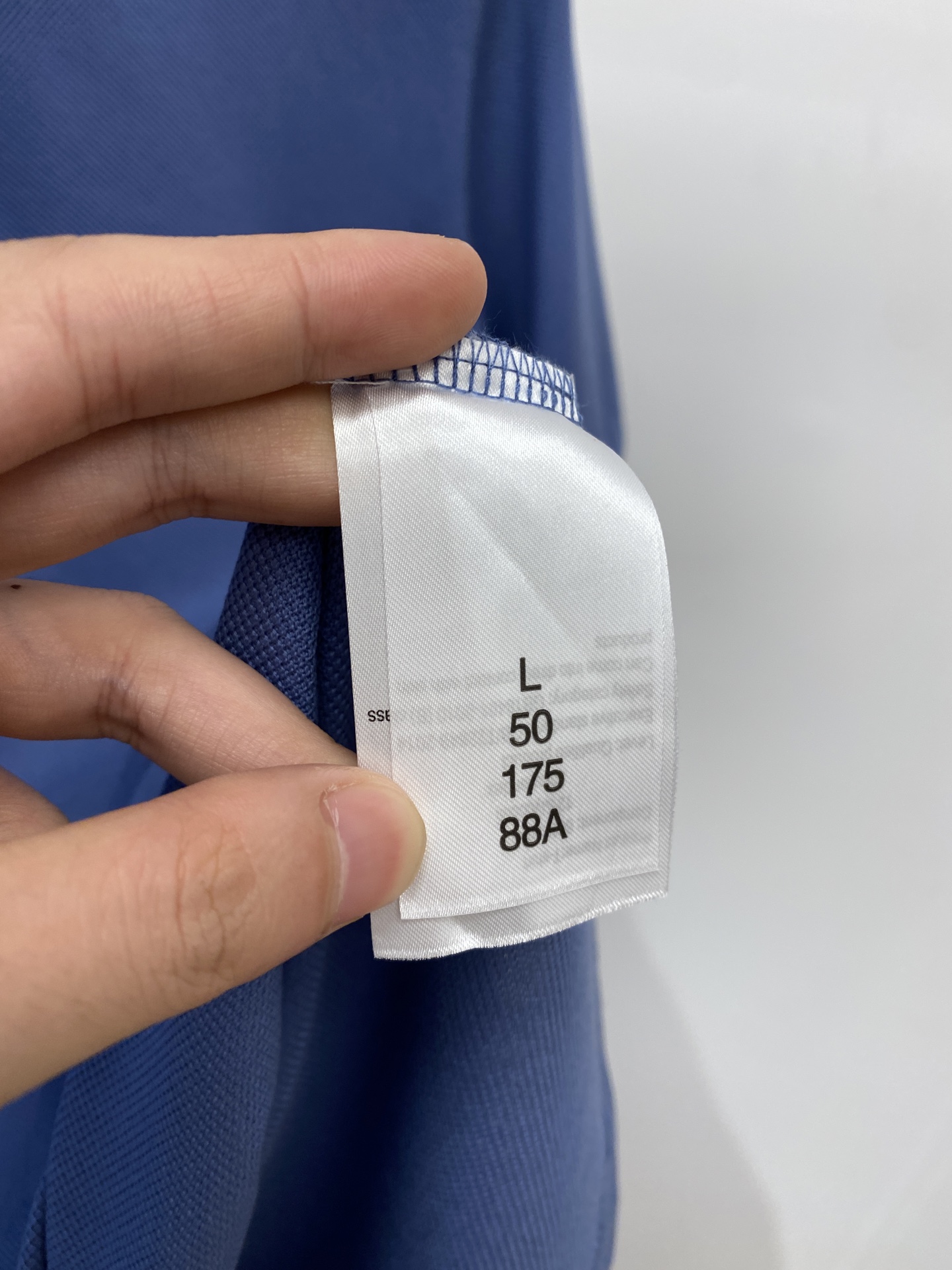 迪奥、2025最新款短袖T恤，帅气时尚，胸前精致刺绣字母logo，简约百搭款。面料棉 不仅挺括，保持潮流