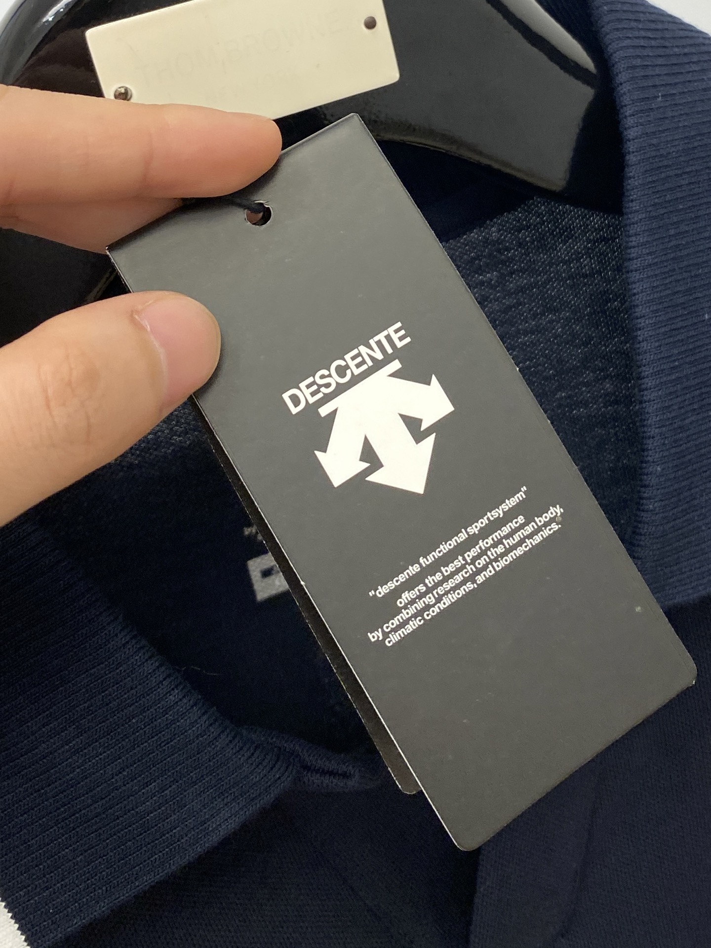 DESCENTE迪桑特、2025最新款短袖T恤，帅气时尚，肩部顶级印胶图案logo，简约百搭款。面料棉 
