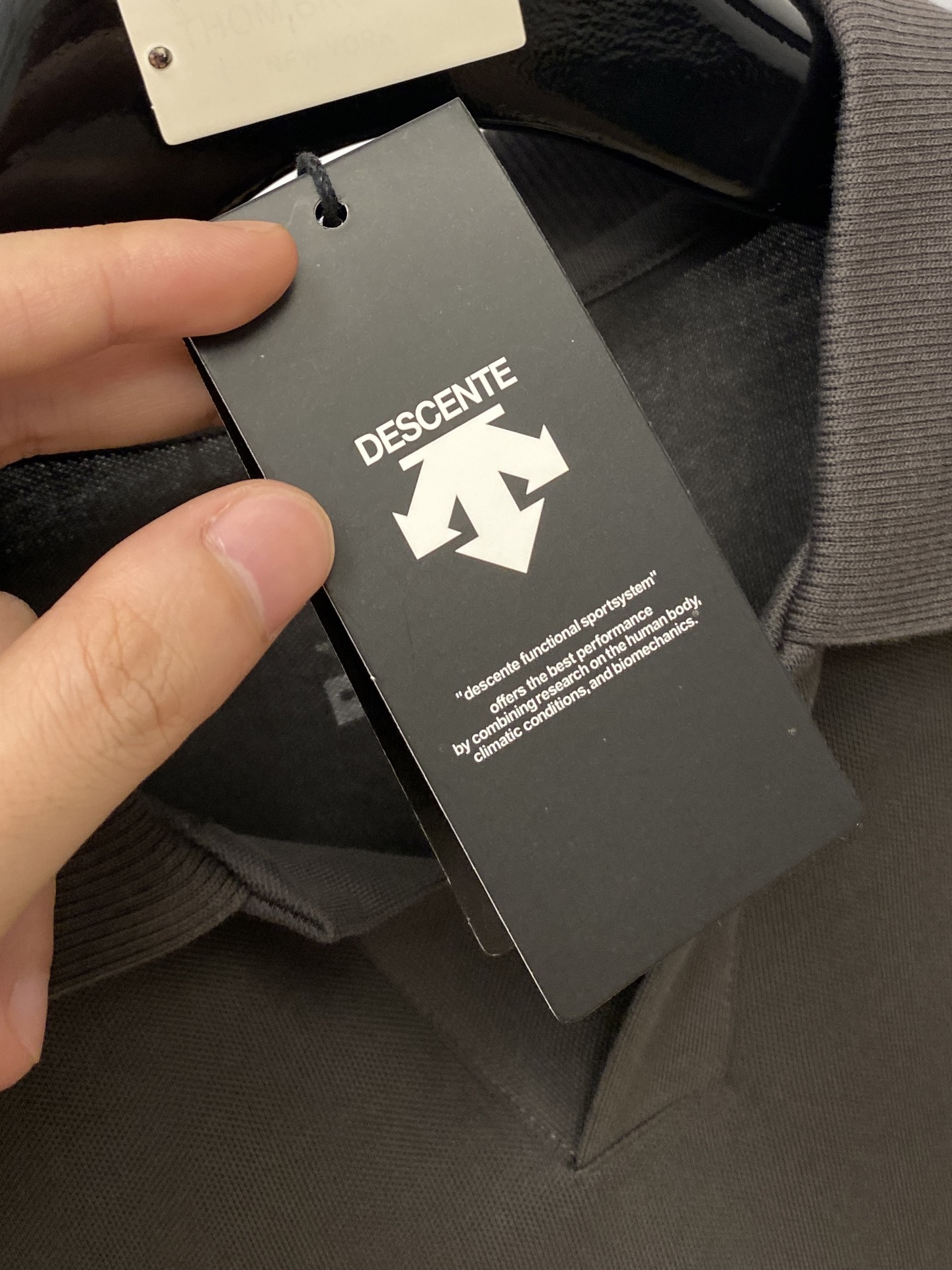 DESCENTE迪桑特、2025最新款短袖T恤，帅气时尚，肩部顶级印胶图案logo，简约百搭款。面料棉 