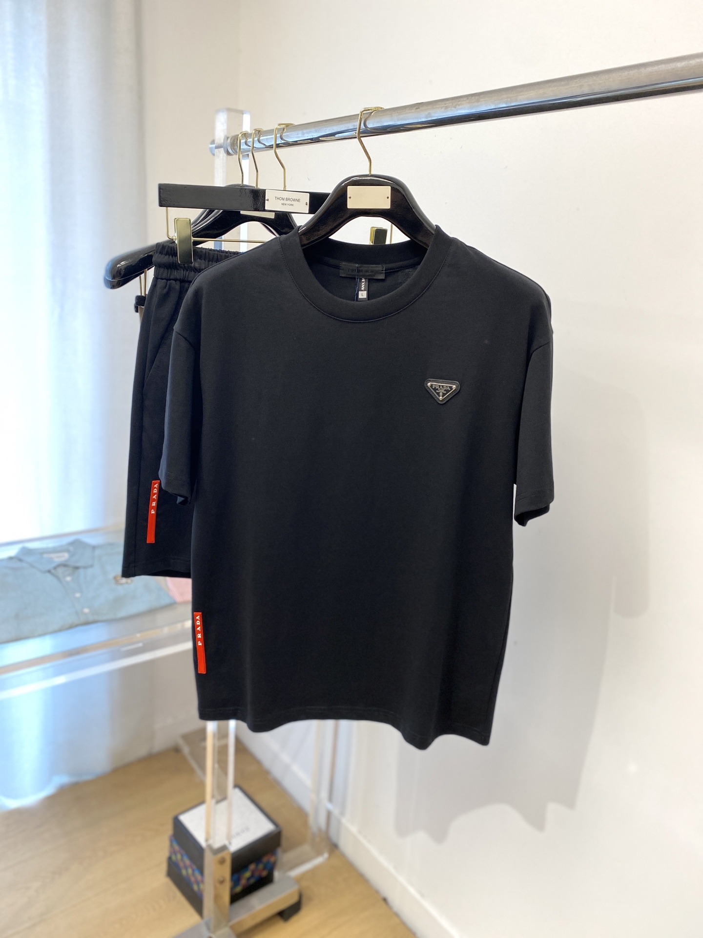 NO:425518,Prada, the latest products in 2025, fashionable and casual suits, top-grade original fabrics, comfortable to wear, good moisture absorption and breathability, and extremely high color fastness!  Both the inside and the outside are very good. M-3XL set, prada, alexander wang19860909普拉达、2025最新品,时尚休闲套装,顶级原版面料打造,穿着舒适,吸湿性透气性都非常良好,色牢度超高！无论内搭还是外穿都非常出彩码数M-3XL 一套,,prada,alexander wang,Men's clothing