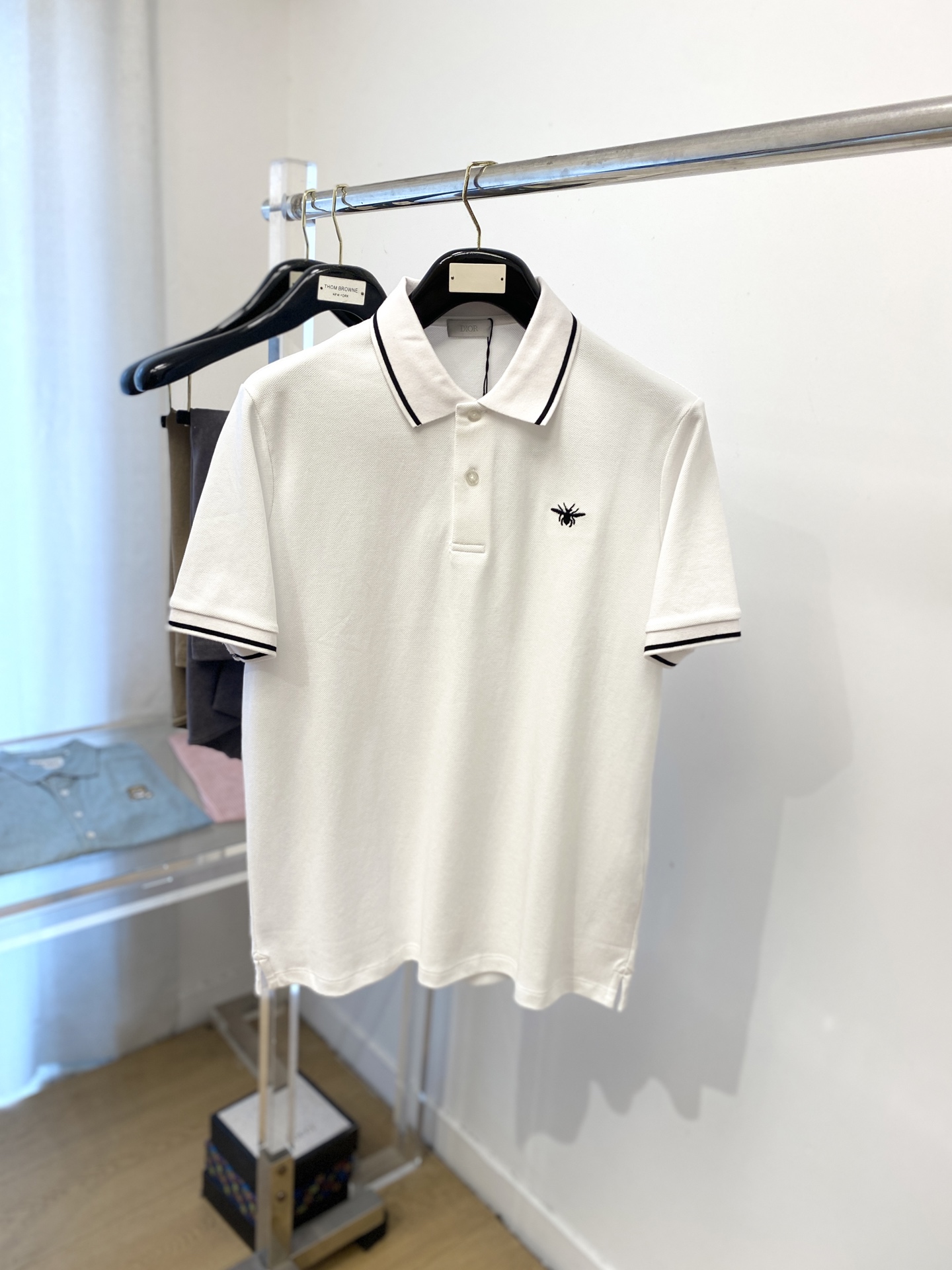 NO:425535,Dior, the latest short-sleeved T-shirt in 2025, handsome and fashionable, exquisite embroidered pattern logo on the chest, simple and versatile style. The fabric cotton is not only crisp, maintains the trendy silhouette, but also comfortable to wear, and the yarn is more delicate, the number M-XXL,,dior,T-shirt,tees,t-shirt,alexander wang19860909迪奥、2025最新款短袖T恤,帅气时尚,胸前精致刺绣图案logo,简约百搭款.面料棉 不仅挺括,保持潮流的廓形,又穿着舒适,纱织更细腻,码数M-XXL,,dior,T-shirt,tees，t-shirt,alexander wang,Men's clothing