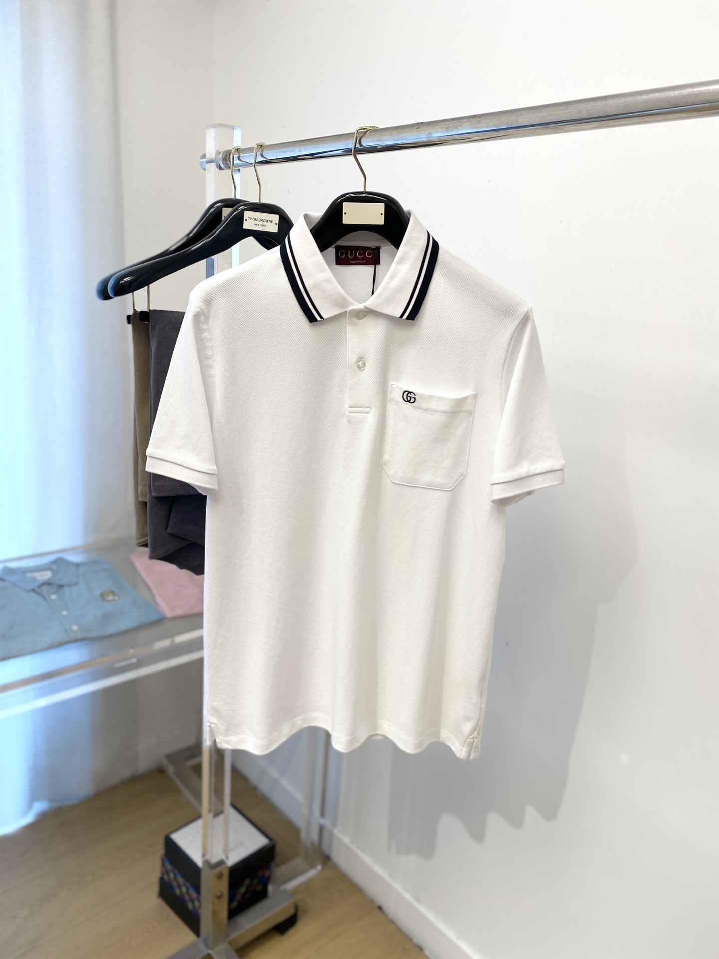 NO:425541,Guqi, the latest short-sleeved T-shirt in 2025, handsome and fashionable, exquisite embroidered letter logo on the chest, simple and versatile style. The fabric cotton is not only crisp, maintains the trendy silhouette, but also comfortable to wear, and the yarn is more delicate, the number M-XXL, T-shirt,tees, t-shirt,alexander wang19860909古奇、2025最新款短袖T恤,帅气时尚,胸前精致刺绣字母logo,简约百搭款.面料棉 不仅挺括,保持潮流的廓形,又穿着舒适,纱织更细腻,码数M-XXL,,T-shirt,tees，t-shirt,alexander wang,Men's clothing