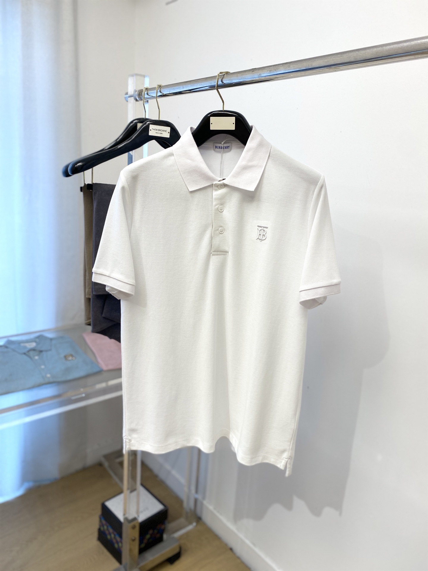 NO:425553,Burberry, the latest short-sleeved T-shirt in 2025, handsome and fashionable, exquisite embroidered letter logo on the chest, simple and versatile style. The fabric cotton is not only crisp, maintains the trendy silhouette, but also comfortable to wear, and the yarn is more delicate, the number M-XXL, burberry, T-shirt, tees, t-shirt, alexander wang19860909巴宝莉、2025最新款短袖T恤,帅气时尚,胸前精致刺绣字母logo,简约百搭款.面料棉 不仅挺括,保持潮流的廓形,又穿着舒适,纱织更细腻,码数M-XXL,,burberry,T-shirt,tees，t-shirt,alexander wang,Men's clothing