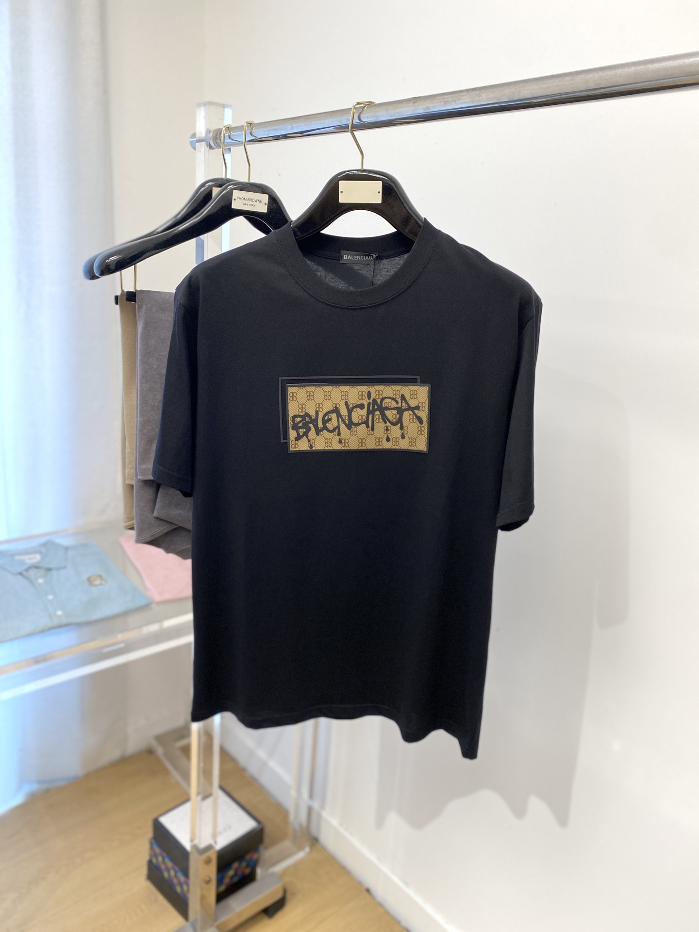 NO:425525,Balenciaga, the latest short-sleeved T-shirt in 2025, handsome and fashionable, top-grade printed letter logo on the chest, simple and versatile style. The fabric cotton is not only crisp, maintains the trendy silhouette, but also comfortable to wear, and the yarn is more delicate, S-XXL, balenciaga, T-shirt, tees, t-shirt, alexander wang19860909巴黎世家、2025最新款短袖T恤,帅气时尚,胸前顶级印胶字母logo,简约百搭款.面料棉 不仅挺括,保持潮流的廓形,又穿着舒适,纱织更细腻,码数S-XXL,,balenciaga,T-shirt,tees，t-shirt,alexander wang,Men's clothing