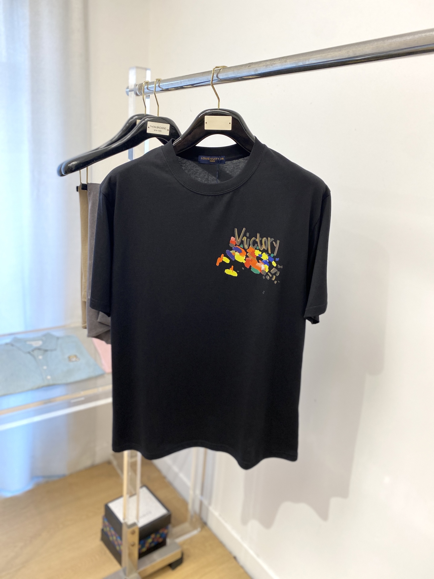 NO:425521,Louis Vuitton, the latest short-sleeved T-shirt in 2025, handsome and fashionable, top-grade printed pattern letter logo on the chest, simple and versatile style. The fabric cotton is not only crisp, maintains the trendy silhouette, but also comfortable to wear, and the yarn is more delicate, S-XXL,,louis vuitton, T-shirt,tees, t-shirt,alexander wang19860909路易威登、2025最新款短袖T恤,帅气时尚,胸前顶级印花图案字母logo,简约百搭款.面料棉 不仅挺括,保持潮流的廓形,又穿着舒适,纱织更细腻,码数S-XXL,,louis vuitton,T-shirt,tees，t-shirt,alexander wang,Men's clothing