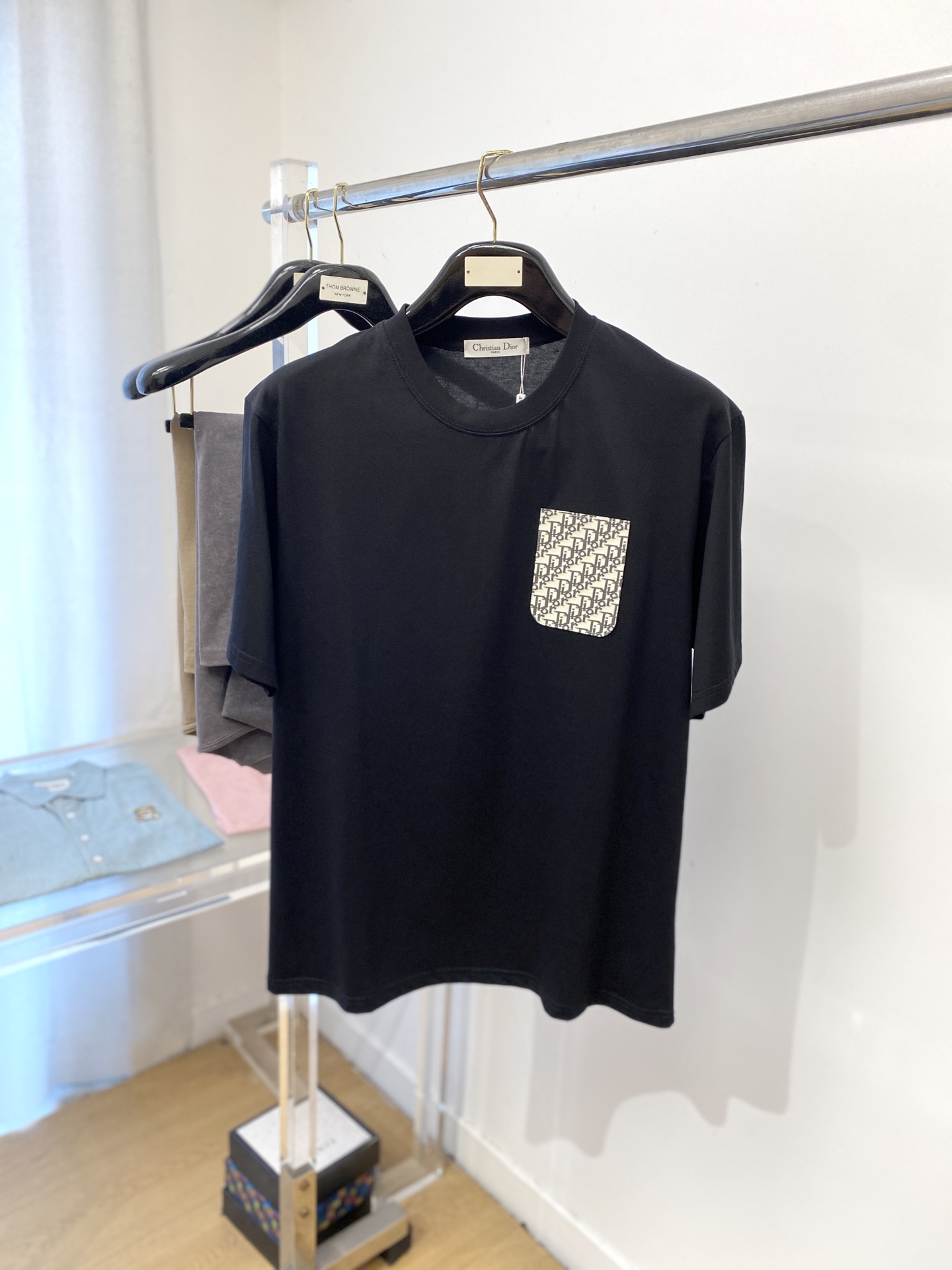 NO:425516,Dior, the latest short-sleeved T-shirt in 2025, handsome and fashionable, embroidered webbing letter logo on the chest, simple and versatile style. The fabric cotton is not only crisp, maintains the trendy silhouette, but also comfortable to wear, and the yarn is more delicate, S-XXL,,dior,T-shirt,tees,t-shirt,alexander wang19860909迪奥、2025最新款短袖T恤,帅气时尚,胸前刺绣织带字母logo,简约百搭款.面料棉 不仅挺括,保持潮流的廓形,又穿着舒适,纱织更细腻,码数S-XXL,,dior,T-shirt,tees，t-shirt,alexander wang,Men's clothing