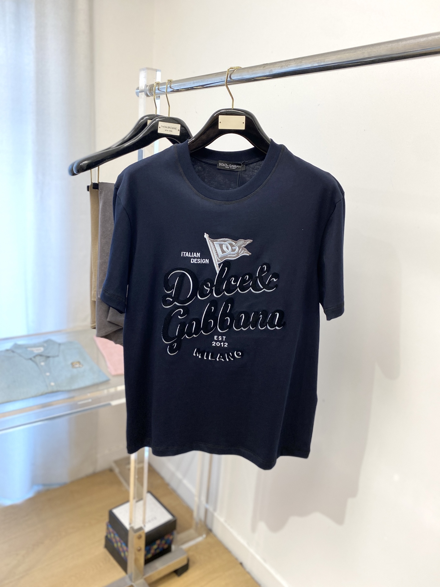 NO:425512,DG, the latest short-sleeved T-shirt in 2025, handsome and fashionable, top-quality densely weaving embroidered letter logo on the chest, simple and versatile style. The fabric cotton is not only crisp, maintains the trendy silhouette, and is also comfortable to wear, and the yarn is more delicate, the number M-3XL, T-shirt,tees, t-shirt,alexander wang19860909DG、2025最新款短袖T恤,帅气时尚,胸口顶级密织刺绣字母logo,简约百搭款.面料棉 不仅挺括,保持潮流的廓形,又穿着舒适,纱织更细腻,码数M-3XL,,T-shirt,tees，t-shirt,alexander wang,Men's clothing