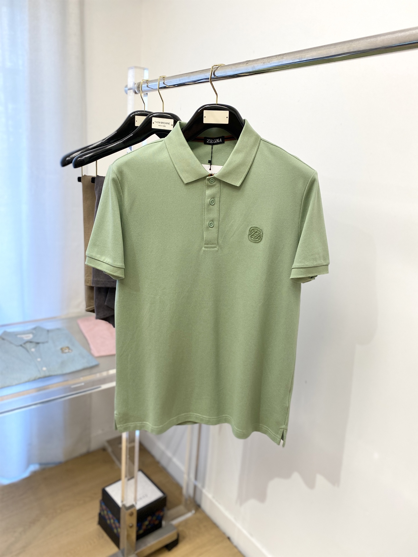 NO:425581,Zenia, the latest short-sleeved T-shirt in 2025, handsome and fashionable, exquisite embroidered letter logo on the chest, simple and versatile style. The fabric cotton is not only crisp, maintains the trendy silhouette, but also comfortable to wear, and the yarn is more delicate, the number M-XXXL, zegna, T-shirt, tees, t-shirt, alexander wang19860909杰尼亚、2025最新款短袖T恤,帅气时尚,胸前精致刺绣字母logo,简约百搭款.面料棉 不仅挺括,保持潮流的廓形,又穿着舒适,纱织更细腻,码数M-XXXL,,zegna,T-shirt,tees，t-shirt,alexander wang,Men's clothing