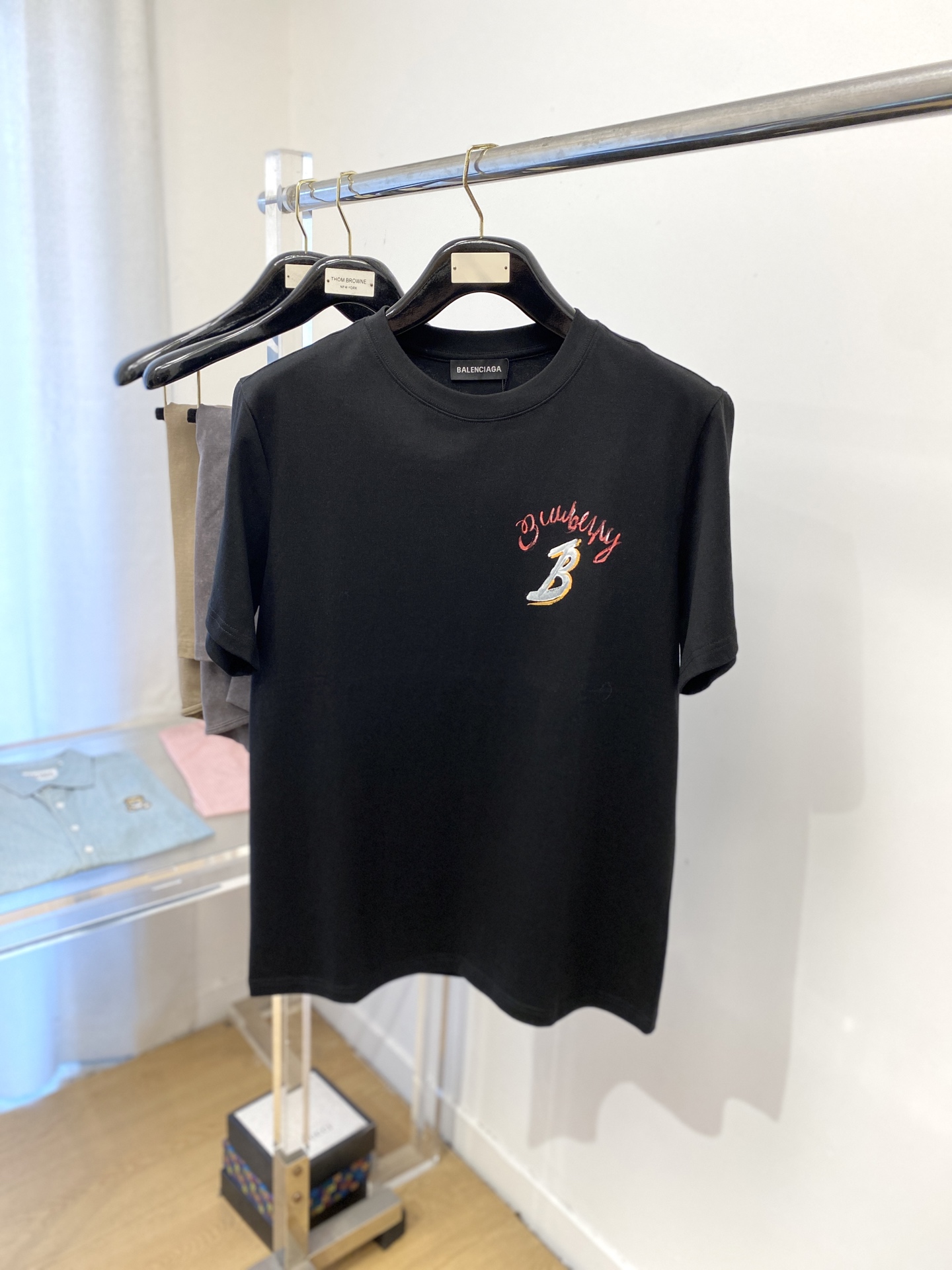 NO:425586,Balenciaga, the latest short-sleeved T-shirt in 2025, handsome and fashionable, top printed letter logo on the chest, simple and versatile style. The fabric cotton is not only crisp, maintains the trendy silhouette, but also comfortable to wear, and the yarn is more delicate, S-XXL, balenciaga, T-shirt, tees, t-shirt, alexander wang19860909巴黎世家、2025最新款短袖T恤,帅气时尚,胸前顶级印花字母logo,简约百搭款.面料棉 不仅挺括,保持潮流的廓形,又穿着舒适,纱织更细腻,码数S-XXL,,balenciaga,T-shirt,tees，t-shirt,alexander wang,Men's clothing