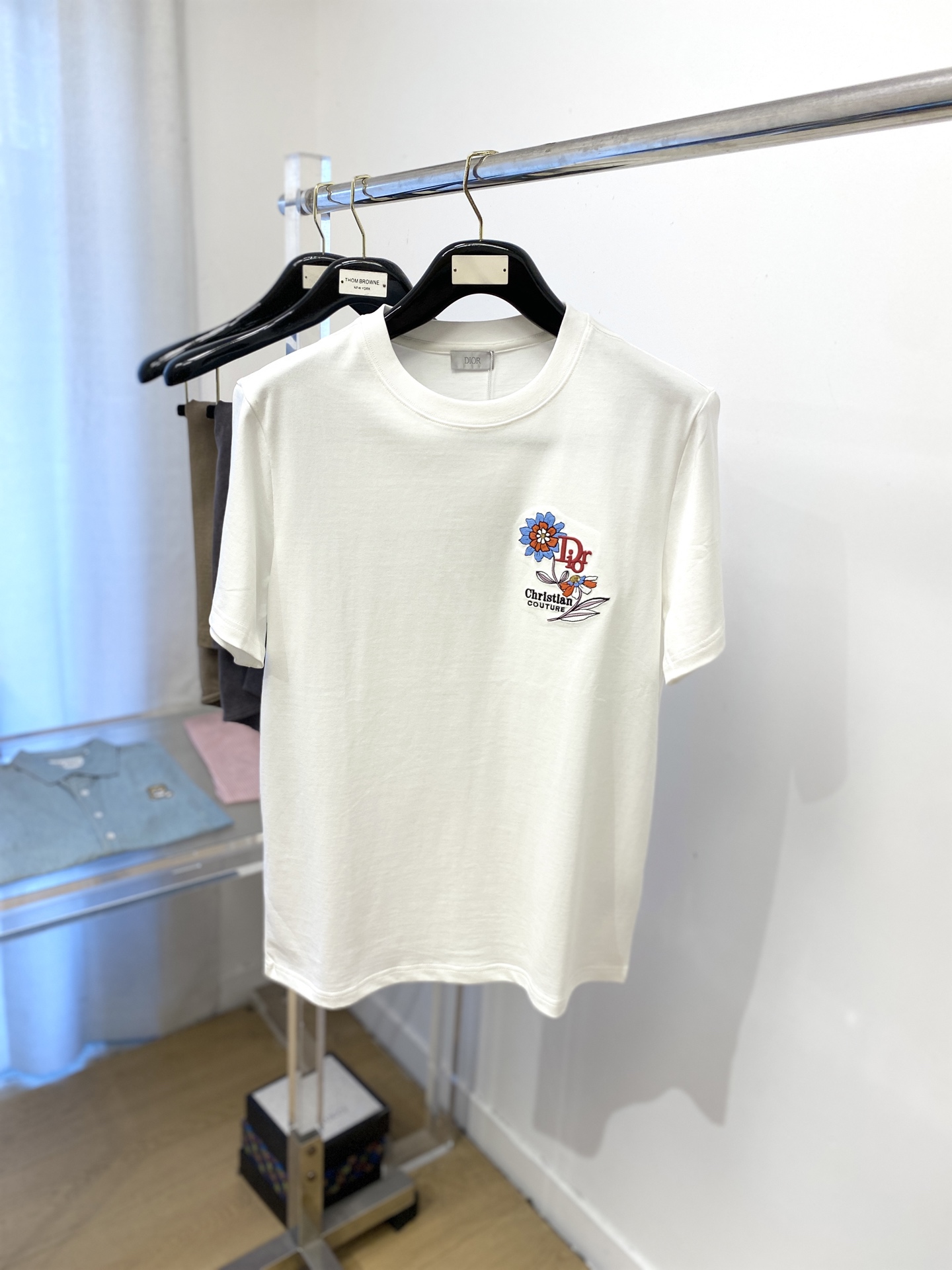 NO:425536,Dior, the latest short-sleeved T-shirt in 2025, handsome and fashionable, exquisite embroidered pattern letter logo on the chest, simple and versatile style. The fabric cotton is not only crisp, maintains the trendy silhouette, but also comfortable to wear, and the yarn is more delicate, the number of S-XXL,,dior,T-shirt,tees,t-shirt,alexander wang19860909迪奥、2025最新款短袖T恤,帅气时尚,胸前精致刺绣图案字母logo,简约百搭款.面料棉 不仅挺括,保持潮流的廓形,又穿着舒适,纱织更细腻,码数S-XXL,,dior,T-shirt,tees，t-shirt,alexander wang,Men's clothing