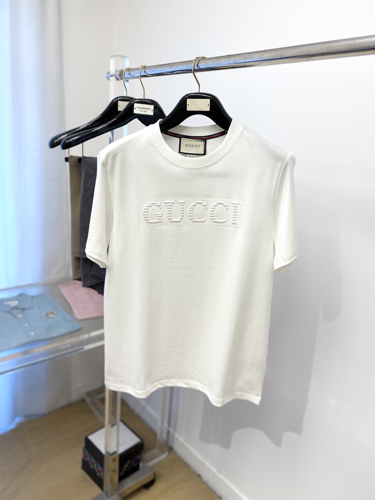 NO:425542,Guqi, the latest short-sleeved T-shirt in 2025, handsome and fashionable, chest design concave and convex letter logo, simple and versatile style. Fabric cotton is not only crisp, maintains a fashionable silhouette, but also comfortable to wear, and the yarn is more delicate, S-XXL, T-shirt,tees, t-shirt,alexander wang19860909古奇、2025最新款短袖T恤,帅气时尚,胸口设计凹凸字母logo,简约百搭款.面料棉 不仅挺括,保持潮流的廓形,又穿着舒适,纱织更细腻,码数S-XXL,,T-shirt,tees，t-shirt,alexander wang,Men's clothing