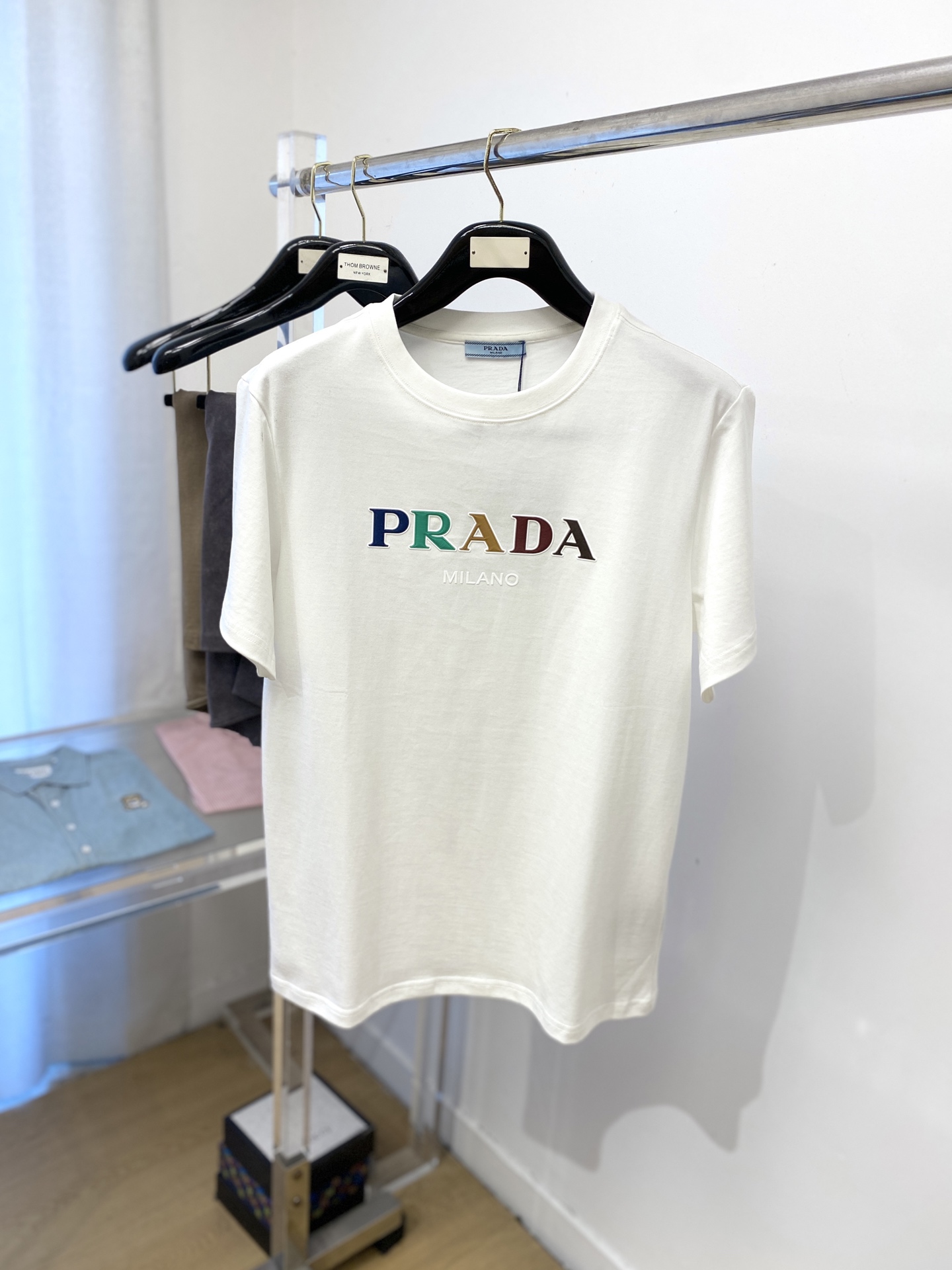 NO:425548,Prada, the latest short-sleeved T-shirt in 2025, handsome and fashionable, top-grade printed letter logo on the chest, simple and versatile style. The fabric cotton is not only crisp, maintains the trendy silhouette, but also comfortable to wear, and the yarn is more delicate, S-XXL, prada, T-shirt, tees, t-shirt, alexander wang19860909普拉达、2025最新款短袖T恤,帅气时尚,胸口顶级印胶字母logo,简约百搭款.面料棉 不仅挺括,保持潮流的廓形,又穿着舒适,纱织更细腻,码数S-XXL,,prada,T-shirt,tees，t-shirt,alexander wang,Men's clothing