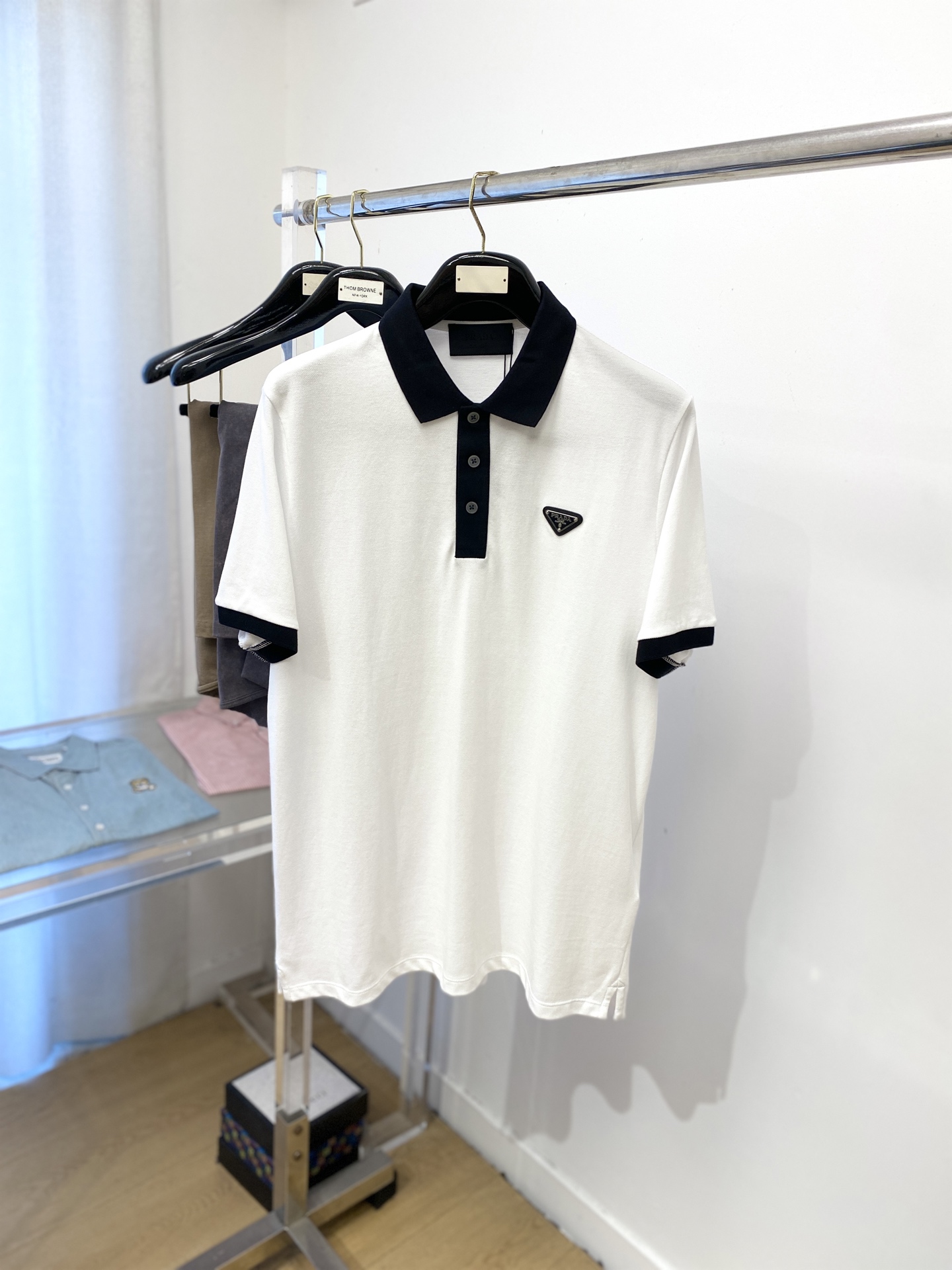 NO:425560,Prada, the latest short-sleeved T-shirt in 2025, handsome and fashionable, chest hardware decorative triangle logo, simple and versatile style. Fabric cotton is not only crisp, maintains a fashionable silhouette, but also comfortable to wear, and the yarn is more delicate, the number M-XXL, prada, T-shirt, tees, t-shirt, alexander wang19860909普拉达、2025最新款短袖T恤,帅气时尚,胸前五金装饰三角标logo,简约百搭款.面料棉 不仅挺括,保持潮流的廓形,又穿着舒适,纱织更细腻,码数M-XXL,,prada,T-shirt,tees，t-shirt,alexander wang,Men's clothing