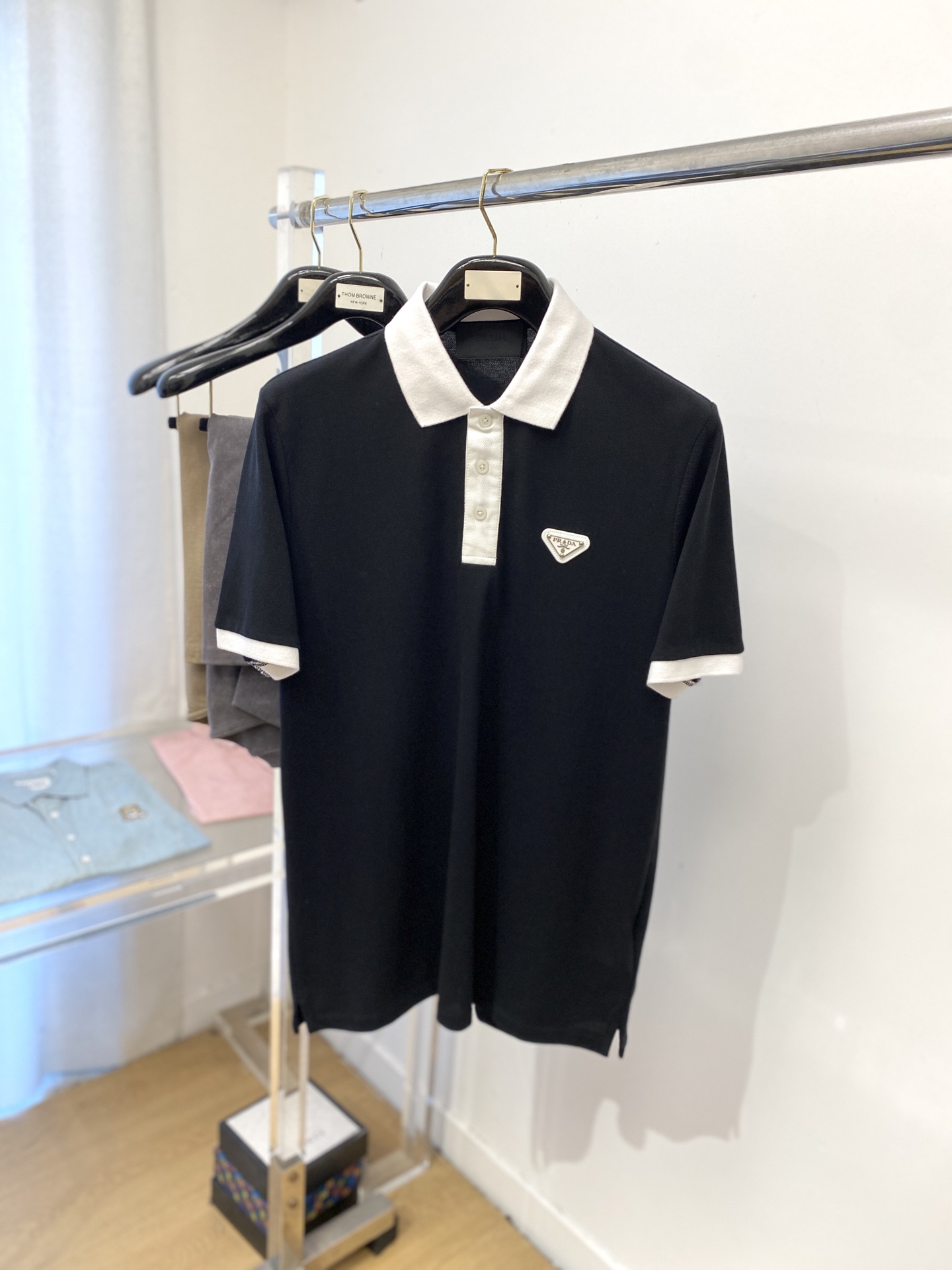 NO:425566,Prada, the latest short-sleeved T-shirt in 2025, handsome and fashionable, chest hardware decorative triangle logo, simple and versatile style. Fabric cotton is not only crisp, maintains the trendy silhouette, and is comfortable to wear, and the yarn is more delicate, the number M-2XL, loro piano, prada, T-shirt, tees, t-shirt, alexander wang19860909普拉达、2025最新款短袖T恤,帅气时尚,胸前五金装饰三角标logo,简约百搭款.面料棉 不仅挺括,保持潮流的廓形,又穿着舒适,纱织更细腻,码数M-2XL,,loro piana,prada,T-shirt,tees，t-shirt,alexander wang,Men's clothing