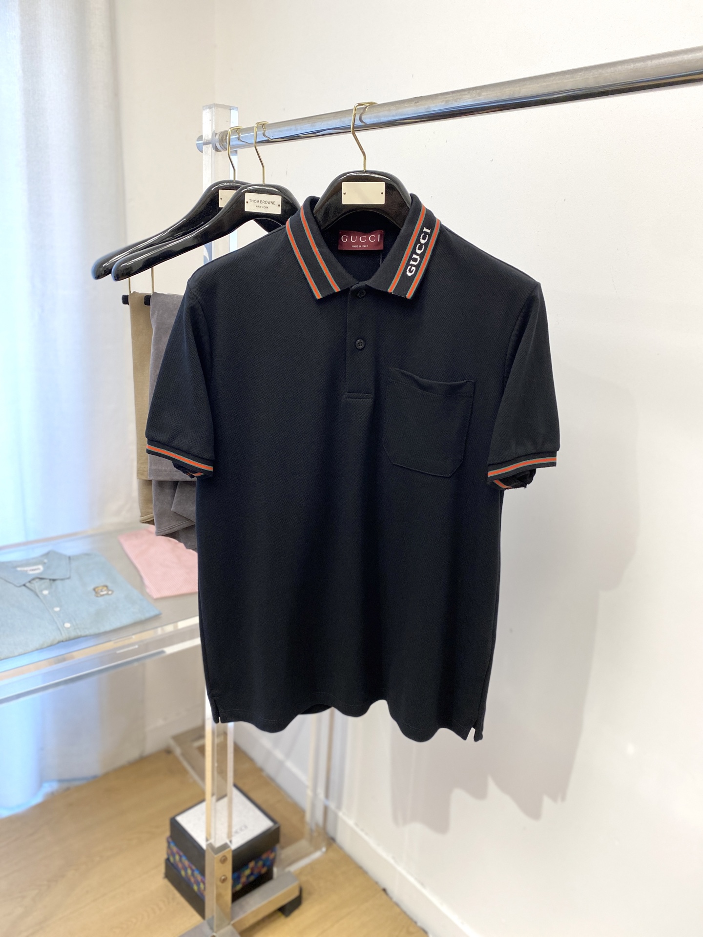 NO:425582,Guqi, the latest short-sleeved T-shirt in 2025, handsome and fashionable, top-quality letter logo on the neckline, simple and versatile. The fabric cotton is not only crisp, maintains the trendy silhouette, but also comfortable to wear, and the yarn is more delicate, the number M-XXL, T-shirt,tees, t-shirt,alexander wang19860909古奇、2025最新款短袖T恤,帅气时尚,领口顶级定织字母logo,简约百搭款.面料棉 不仅挺括,保持潮流的廓形,又穿着舒适,纱织更细腻,码数M-XXL,,T-shirt,tees，t-shirt,alexander wang,Men's clothing