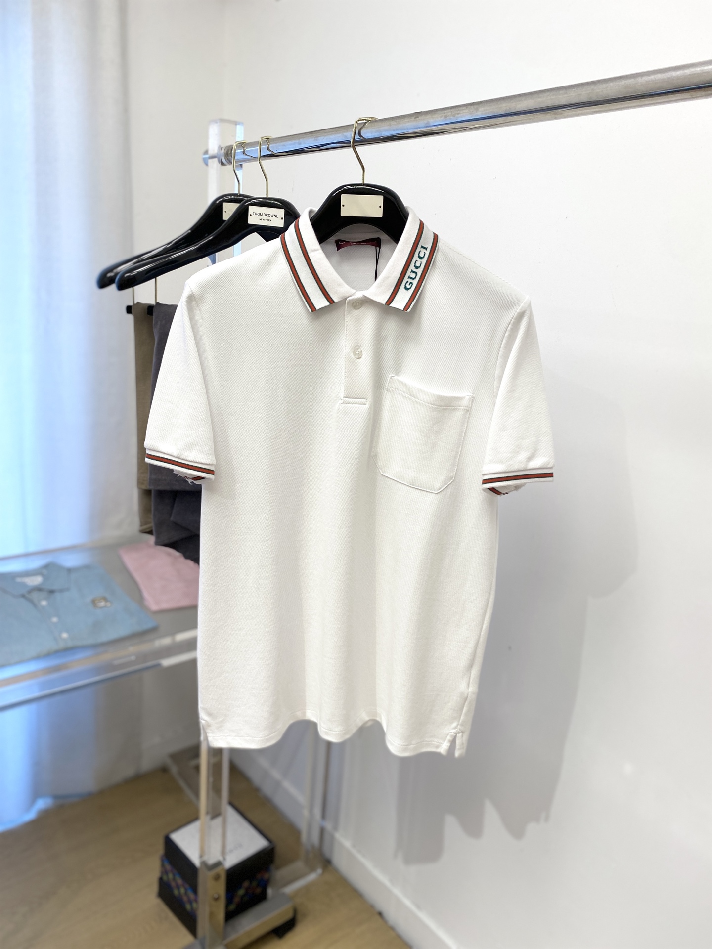 NO:425577,Guqi, the latest short-sleeved T-shirt in 2025, handsome and fashionable, top-quality letter logo on the neckline, simple and versatile style. The fabric cotton is not only crisp, maintains the trendy silhouette, but also comfortable to wear, and the yarn is more delicate, the number M-XXL, T-shirt,tees, t-shirt,alexander wang19860909古奇、2025最新款短袖T恤,帅气时尚,领口顶级定织字母logo,简约百搭款.面料棉 不仅挺括,保持潮流的廓形,又穿着舒适,纱织更细腻,码数M-XXL,,T-shirt,tees，t-shirt,alexander wang,Men's clothing