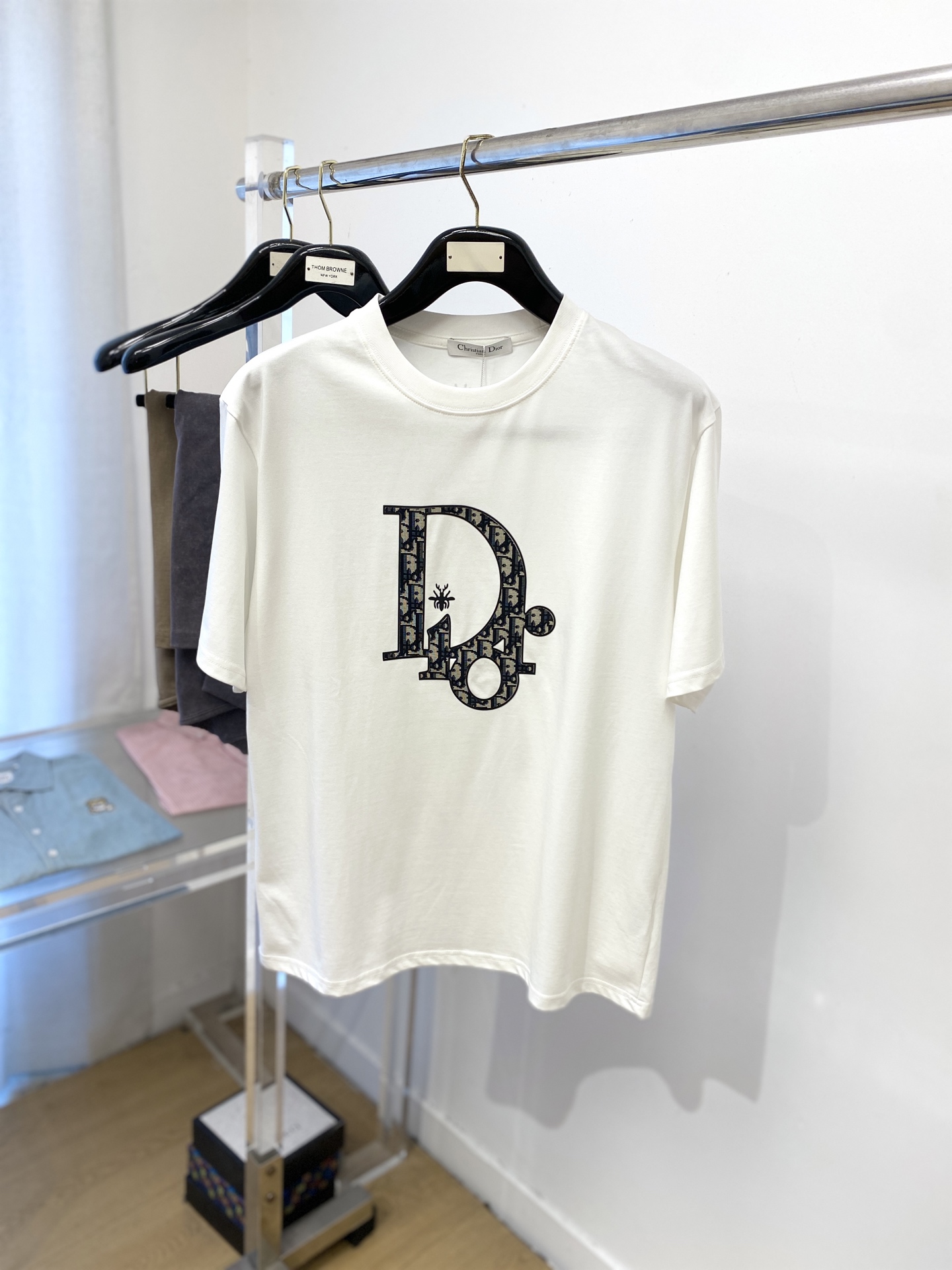 NO:425588,Dior, the latest short-sleeved T-shirt in 2025, handsome and fashionable, top-grade glue-printed letter logo on the chest, simple and versatile style. The fabric cotton is not only crisp, maintains the trendy silhouette, but also comfortable to wear, and the yarn is more delicate, the number of S-XXL,,dior,T-shirt,tees,t-shirt,alexander wang19860909迪奥、2025最新款短袖T恤,帅气时尚,胸前顶级印胶图案字母logo,简约百搭款.面料棉 不仅挺括,保持潮流的廓形,又穿着舒适,纱织更细腻,码数S-XXL,,dior,T-shirt,tees，t-shirt,alexander wang,Men's clothing