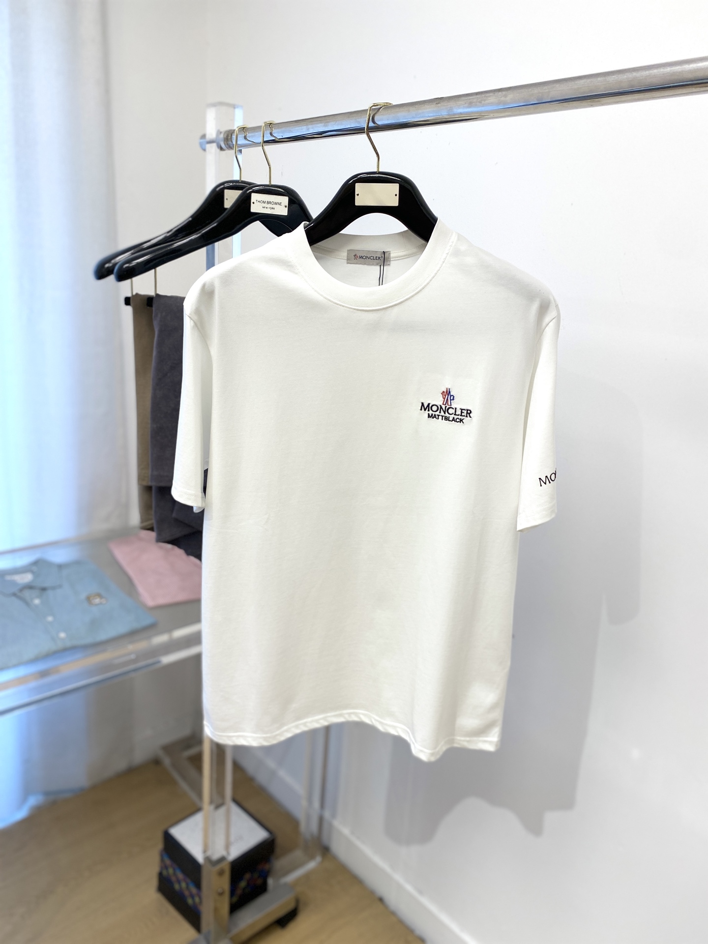 NO:425538,The latest short-sleeved T-shirt in 2025, handsome and fashionable, exquisite embroidered pattern letter logo on the chest, simple and versatile style. The fabric cotton is not only crisp, maintains the trendy silhouette, but also comfortable to wear, and the yarn is more delicate, S-XXL, Moncler, T-shirt, tees, t-shirt, alexander wang19860909蒙口、2025最新款短袖T恤,帅气时尚,胸前精致刺绣图案字母logo,简约百搭款.面料棉 不仅挺括,保持潮流的廓形,又穿着舒适,纱织更细腻,码数S-XXL,,Moncler,T-shirt,tees，t-shirt,alexander wang,Men's clothing